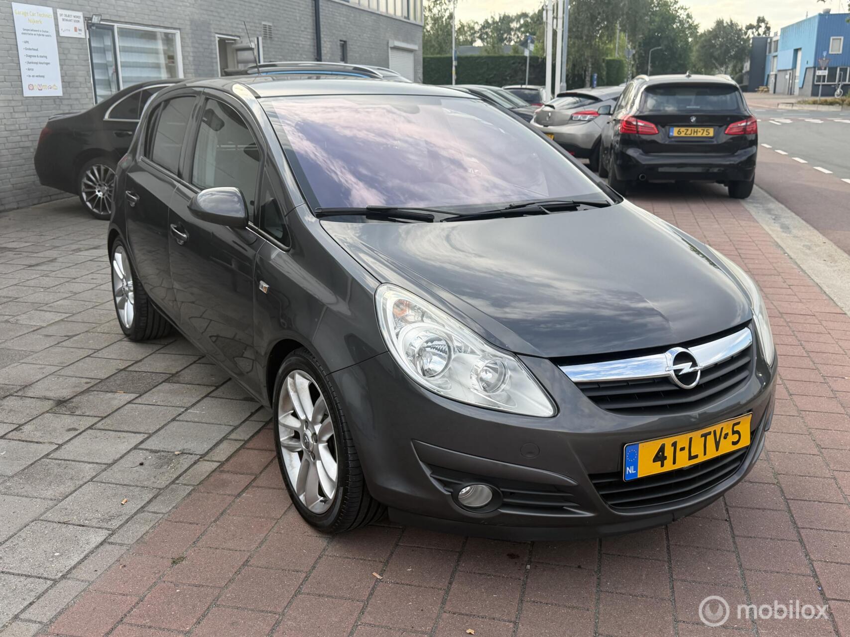 Opel Corsa 1.4-16V Cosmo 2010 - voorkant