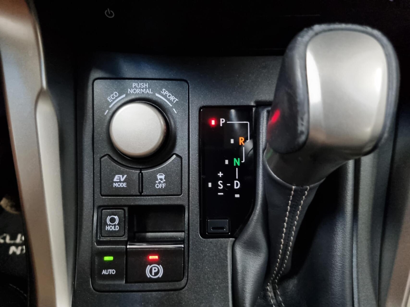 Foto van Lexus Lexus Nx300h