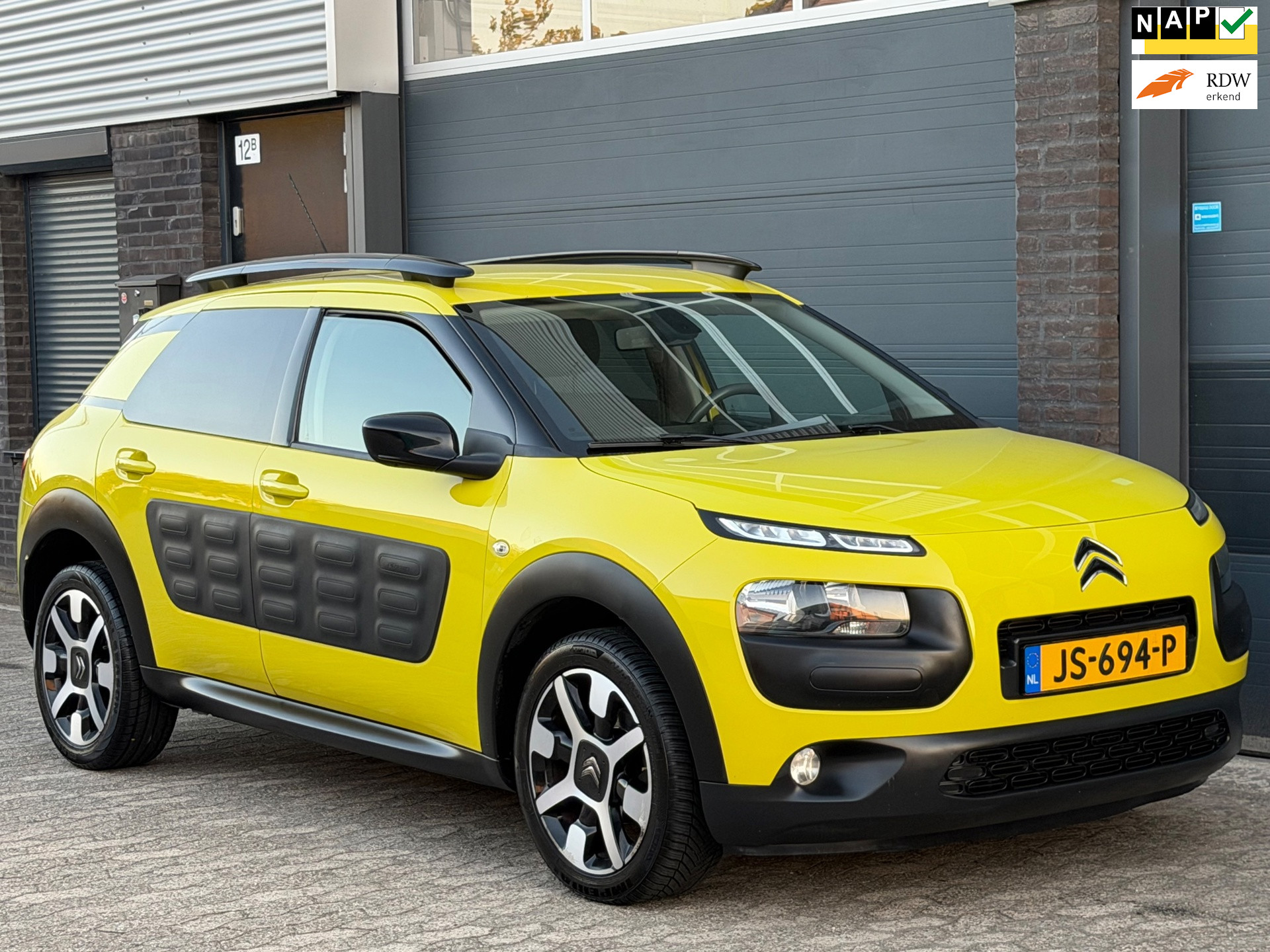 Citroen C4 Cactus 1.2 PureTech Shine NAVI CRUISE-CONTROL PDC AIRCO 2016 - voorkant