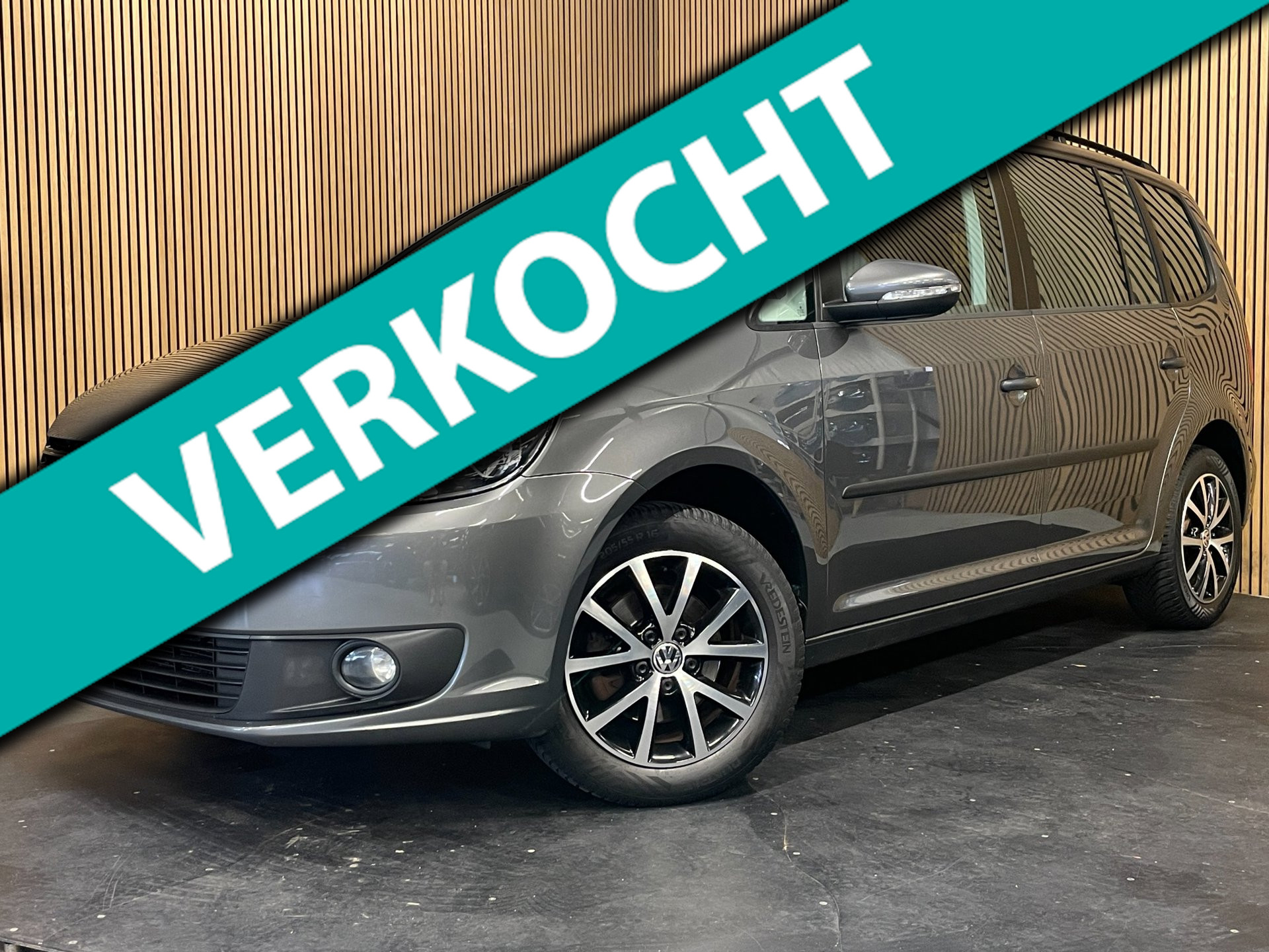 Volkswagen Touran 1.2 TSI|105 PK|7-PERSOONS|PANORAMADAK|AFN. TREKHAAK|APPLE CARPLAY|ANDROID AUTO|CRUISE+CLIMATE CONTROL|LMV|PDC-A| 2014 - voorkant