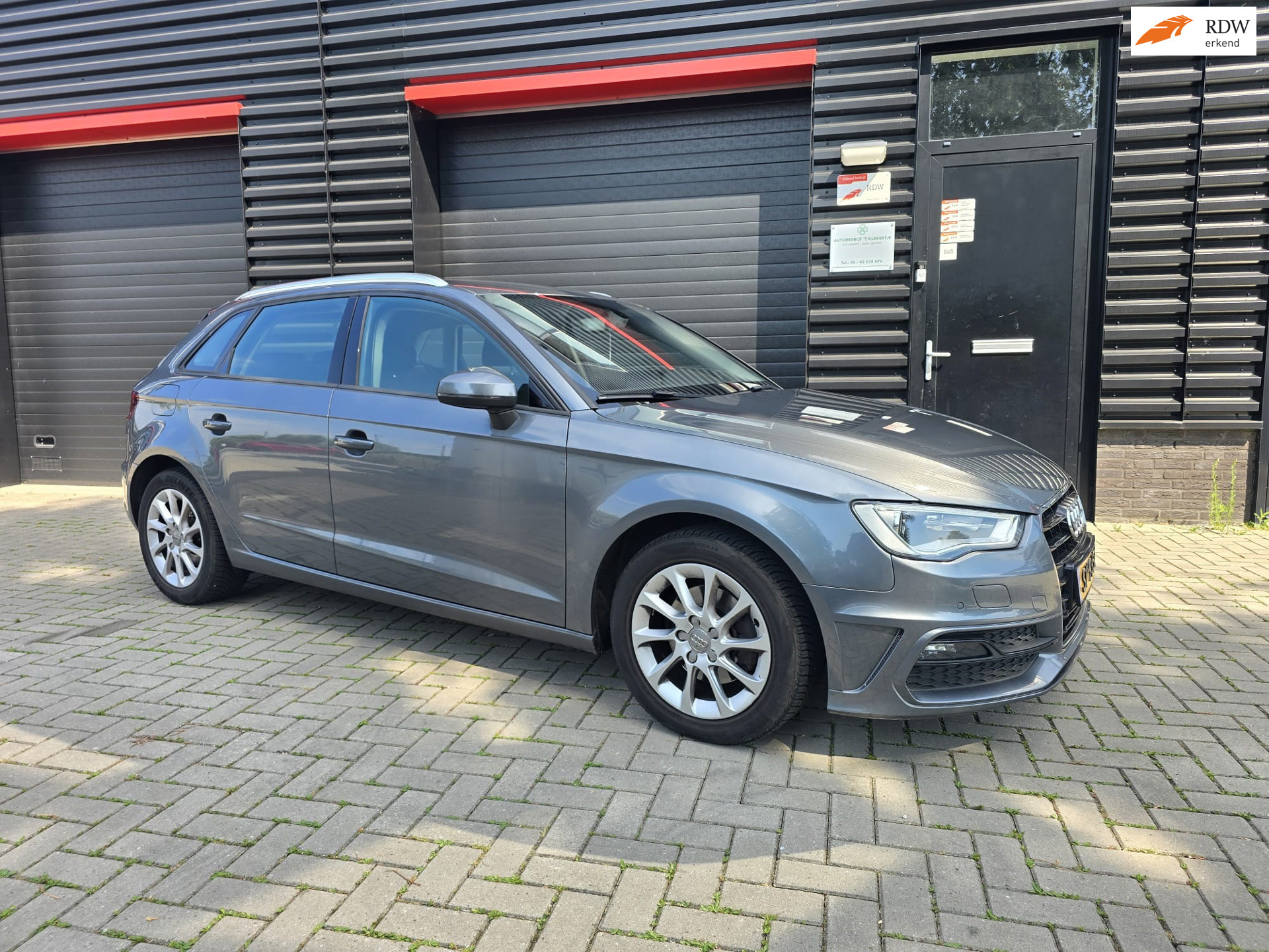 Audi A3 Sportback 1.6 TDI Ambiente Sport Edition | NAVIGATIE | PDC | XENON | LED | STOELVERWARMING | ELEC. PAKKET 2016 - voorkant