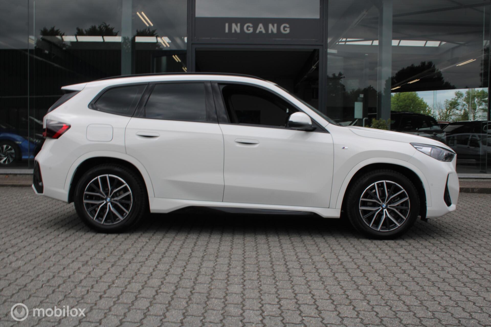 Foto van BMW Ix1