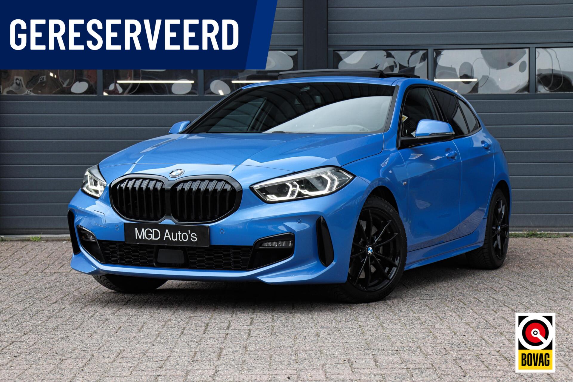 BMW 1-serie 120i M-Sport M-Pakket |LED|PANODAK|STOEL+STUURVERW|CAMERA|CARPLAY | TREKHAAK 2023 - voorkant