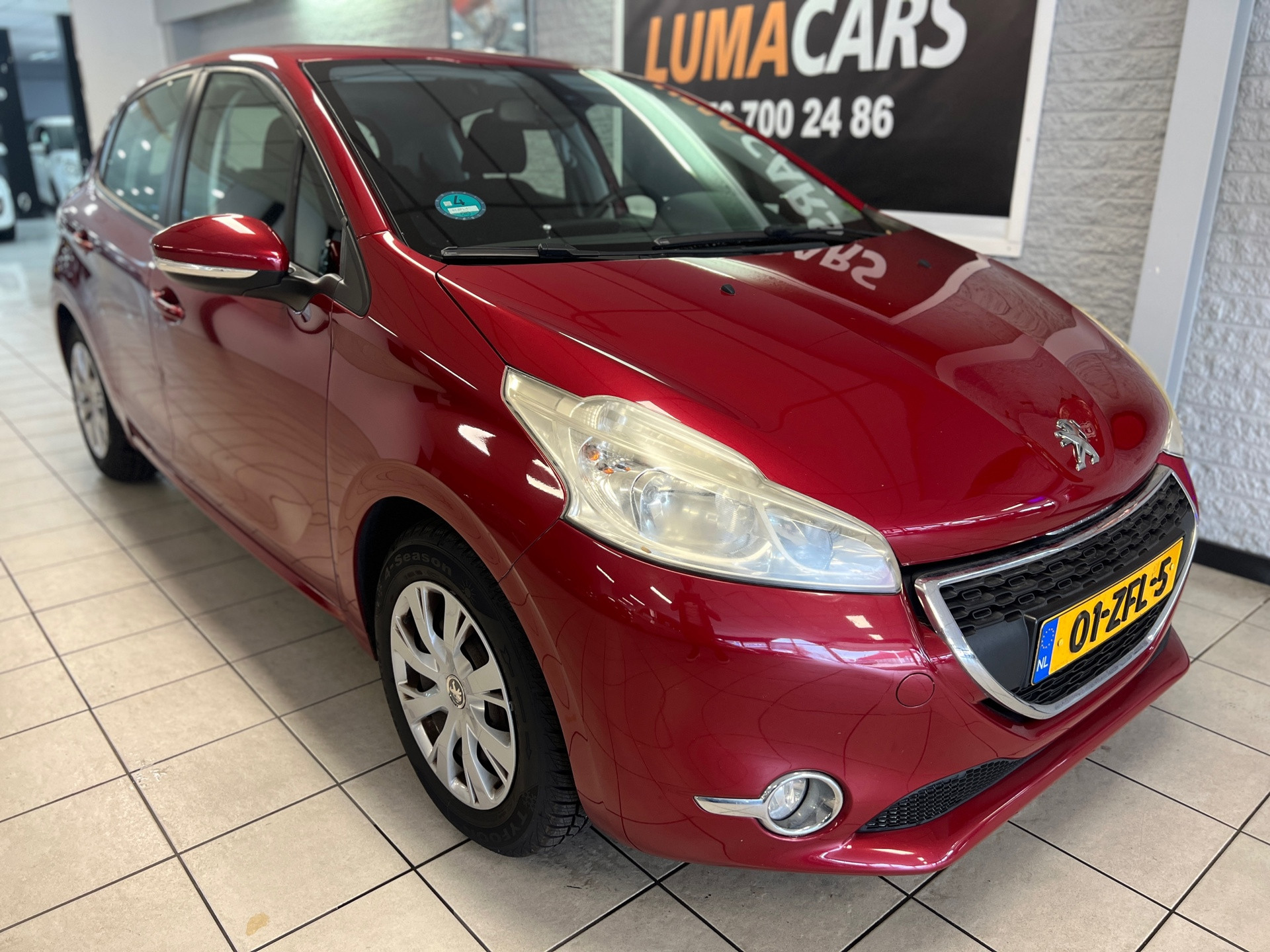 Peugeot 208 1.2 VTi Access |Nieuwe APK | Cruise | Navi | PDC 2012 - voorkant