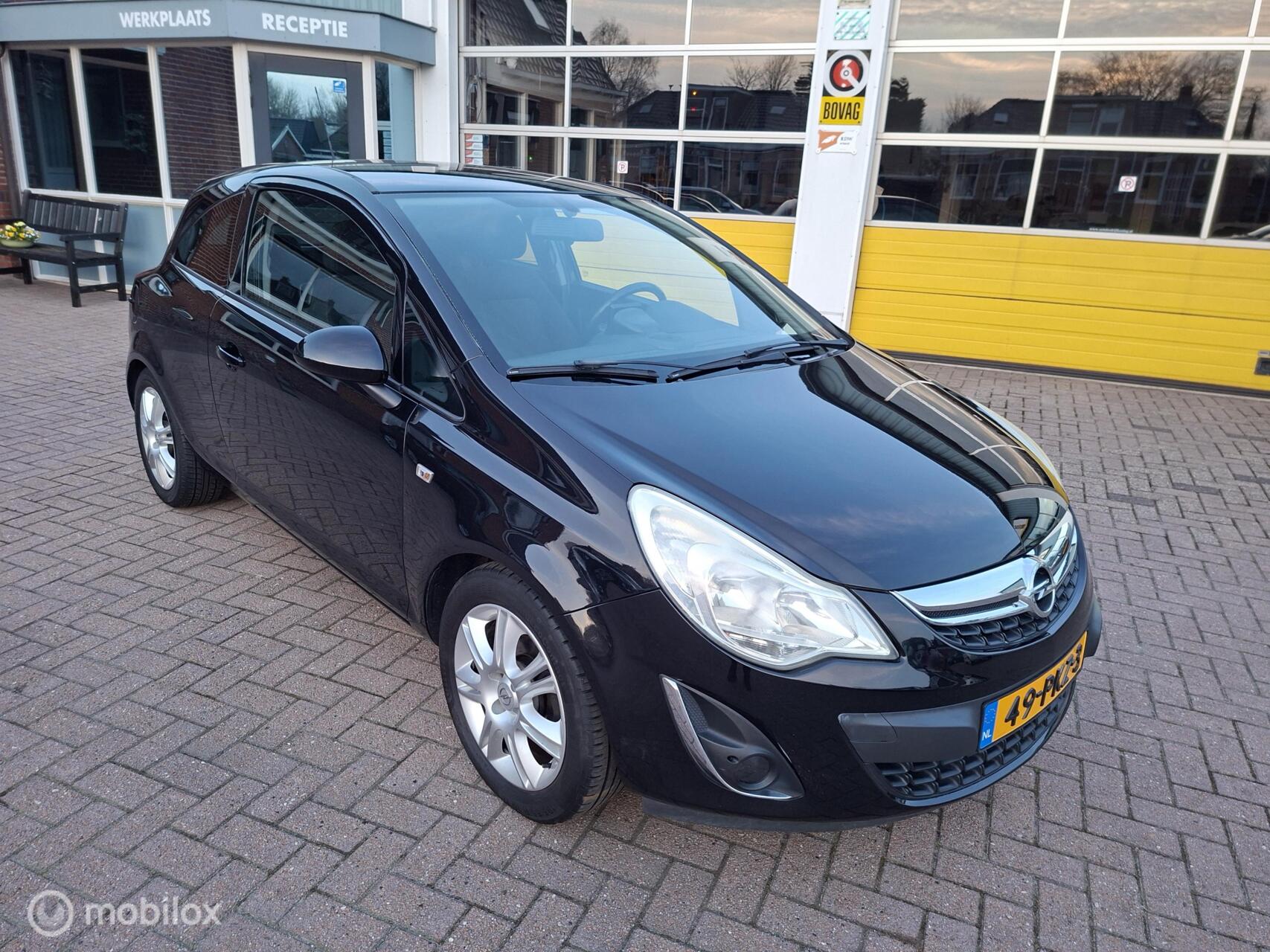 Opel Corsa 1.4-16V 2011 - voorkant