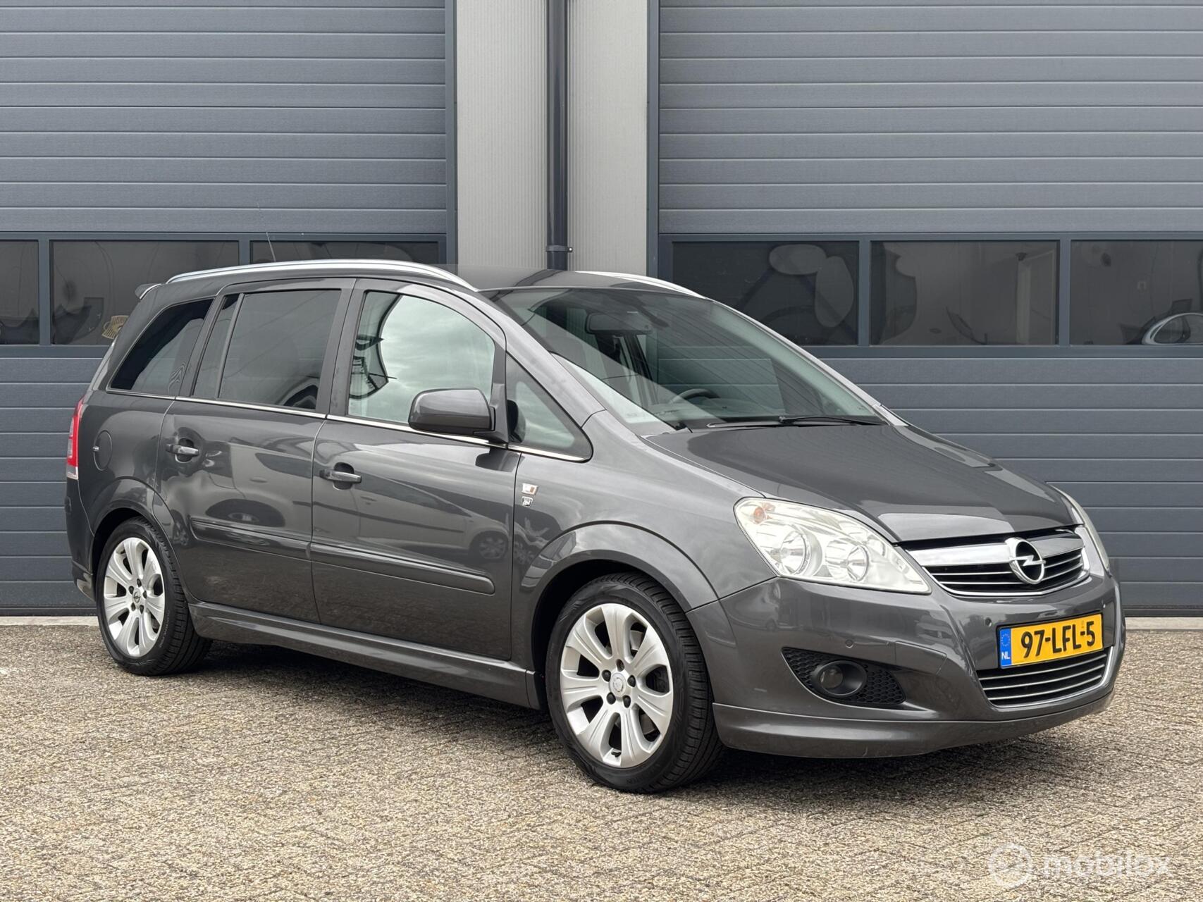 Opel Zafira 2.2 Luxe Cosmo Uitvoering _NL Auto 161.Dkm 7Pers 2010 - voorkant