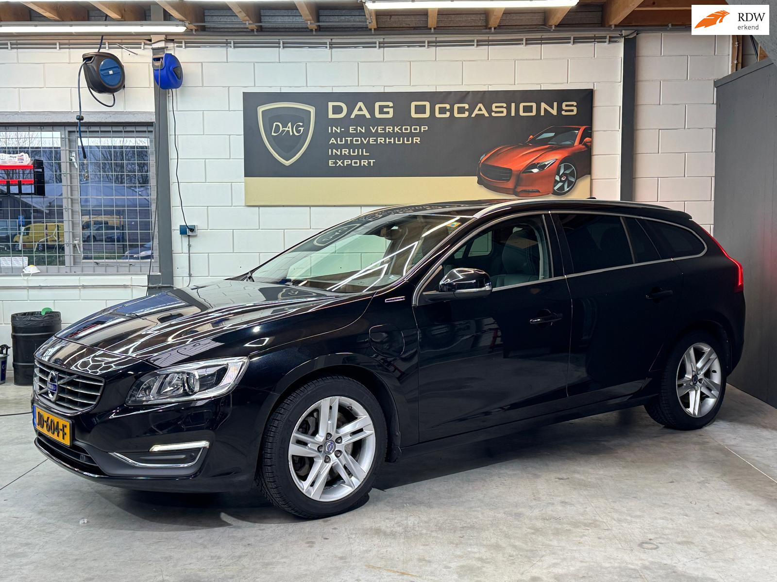 Volvo V60 Twin Engine 2.4 D6 Twin Engine R-Design 4x4|CAMERA|DEALER|LEER 2015 - voorkant