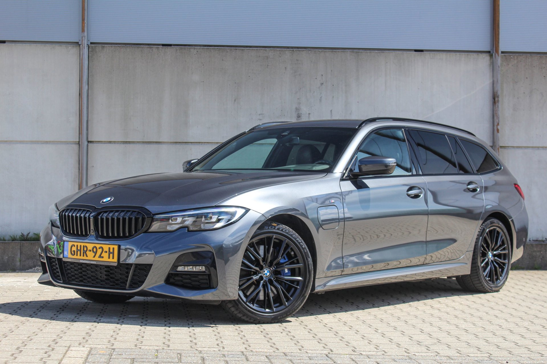 BMW 330e xDrive 330e xDrive High Executive - trekhaak - H&K - 360 camera 2020 - voorkant