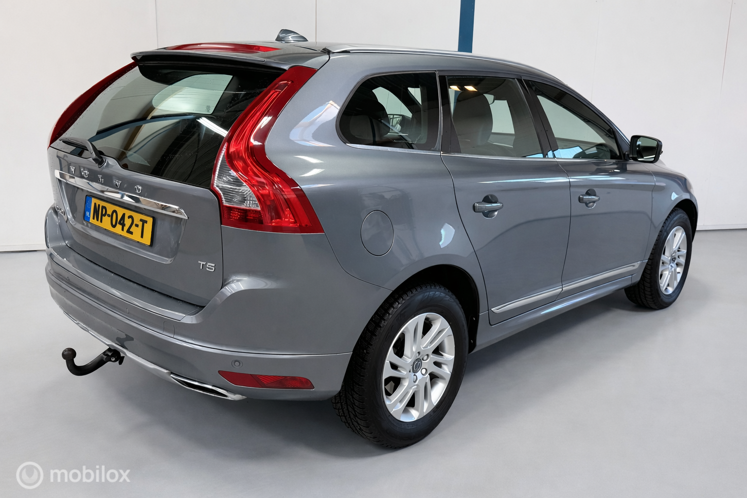 Volvo Xc60 2.0 T5 FWD Polar+ 1E EIGENAAR / NL-AUTO / DEALER HISTORIE 2017 - voorkant