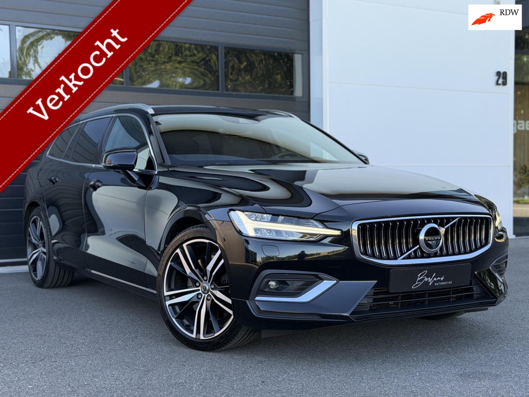 Volvo V60 2.0 T5 Inscription B&W|Trekhaak|Leder|Carplay 2020 - voorkant