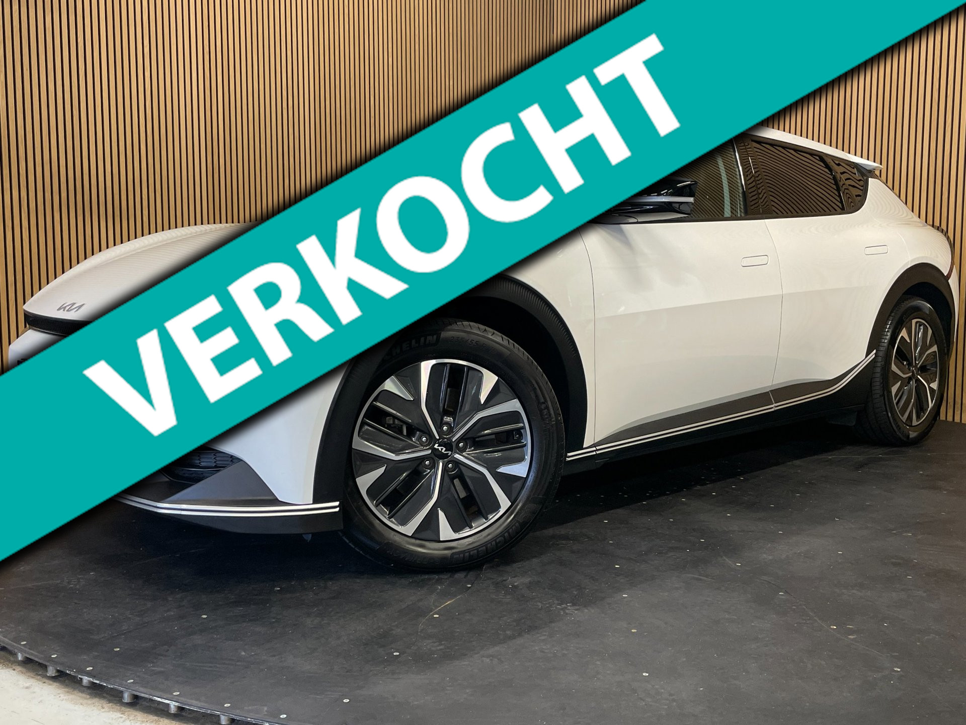 Kia Ev6 Air 58 kWh|100% SOH|1/2 LEDER|ACC|ANDROID+APPLE CARPLAY|CAMERA|STOEL-,+STUURVERWARMING|NAP|NL-AUTO|INCL.BTW|1e EIGENAAR| 2022 - voorkant
