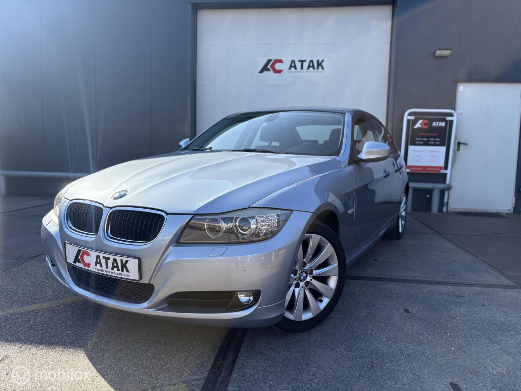 BMW 3er Reihe 318i Executive 2009 - voorkant