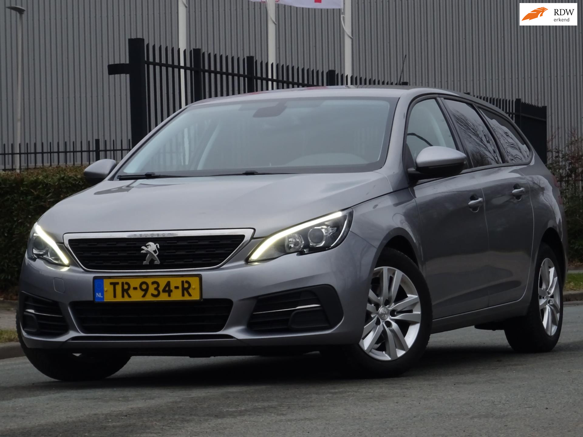 Peugeot 308 1.2 PureTech Blue Lease Executive NAV/LED/PDC 2017 - voorkant