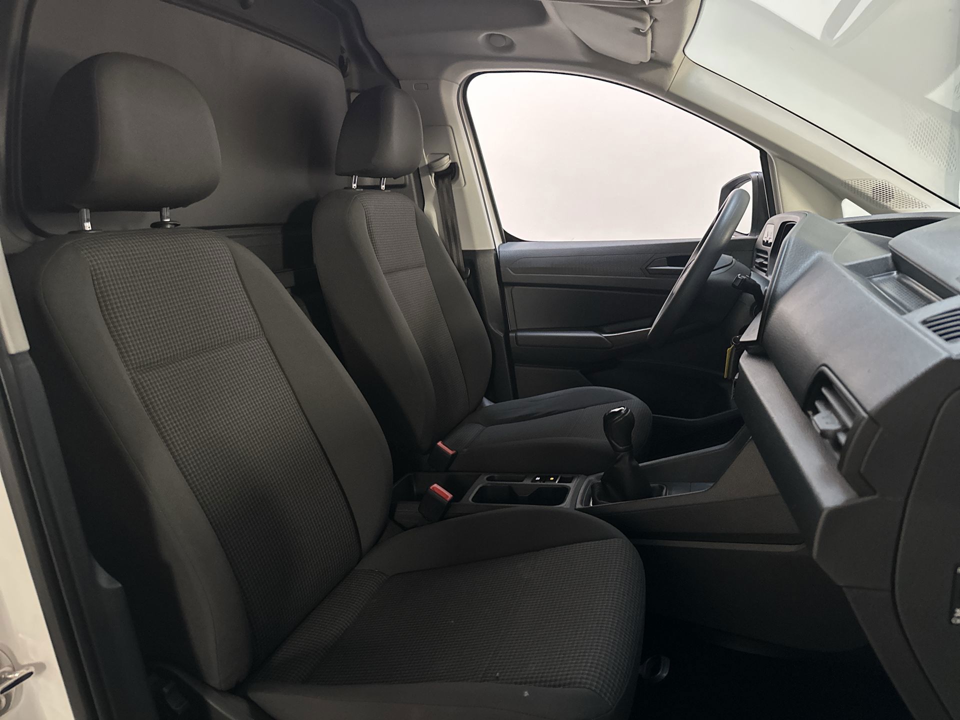 Foto van Volkswagen Caddy Modified Partition Wall