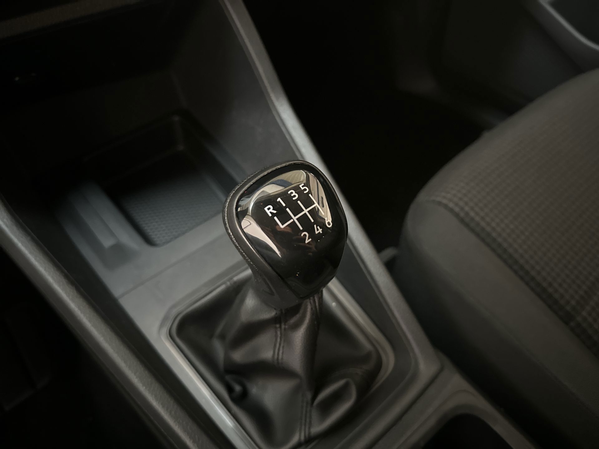 Foto van Volkswagen Caddy Modified Partition Wall