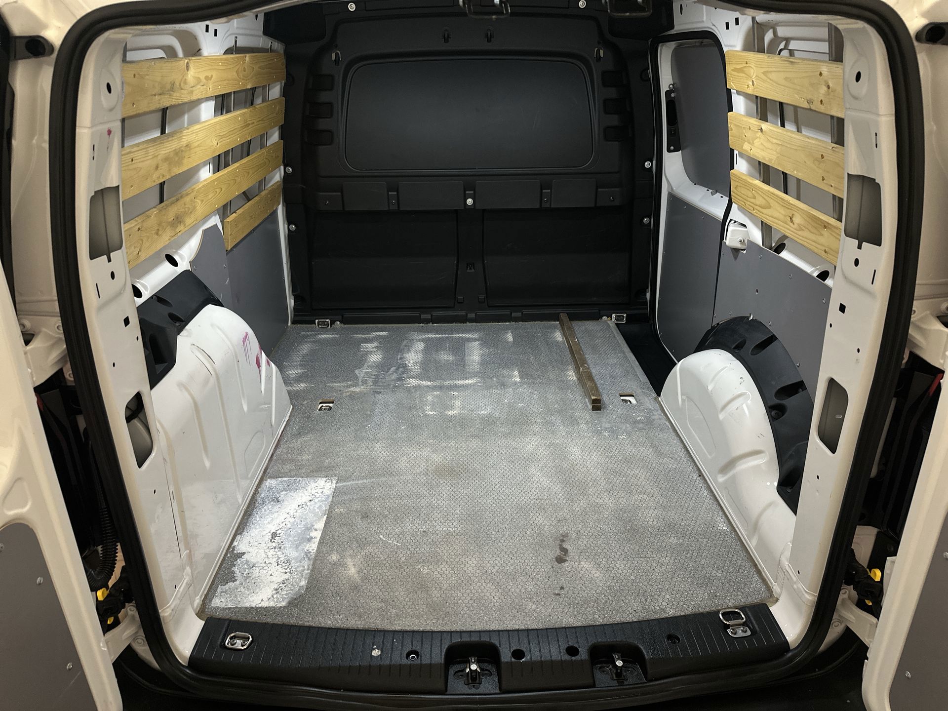 Foto van Volkswagen Caddy Modified Partition Wall