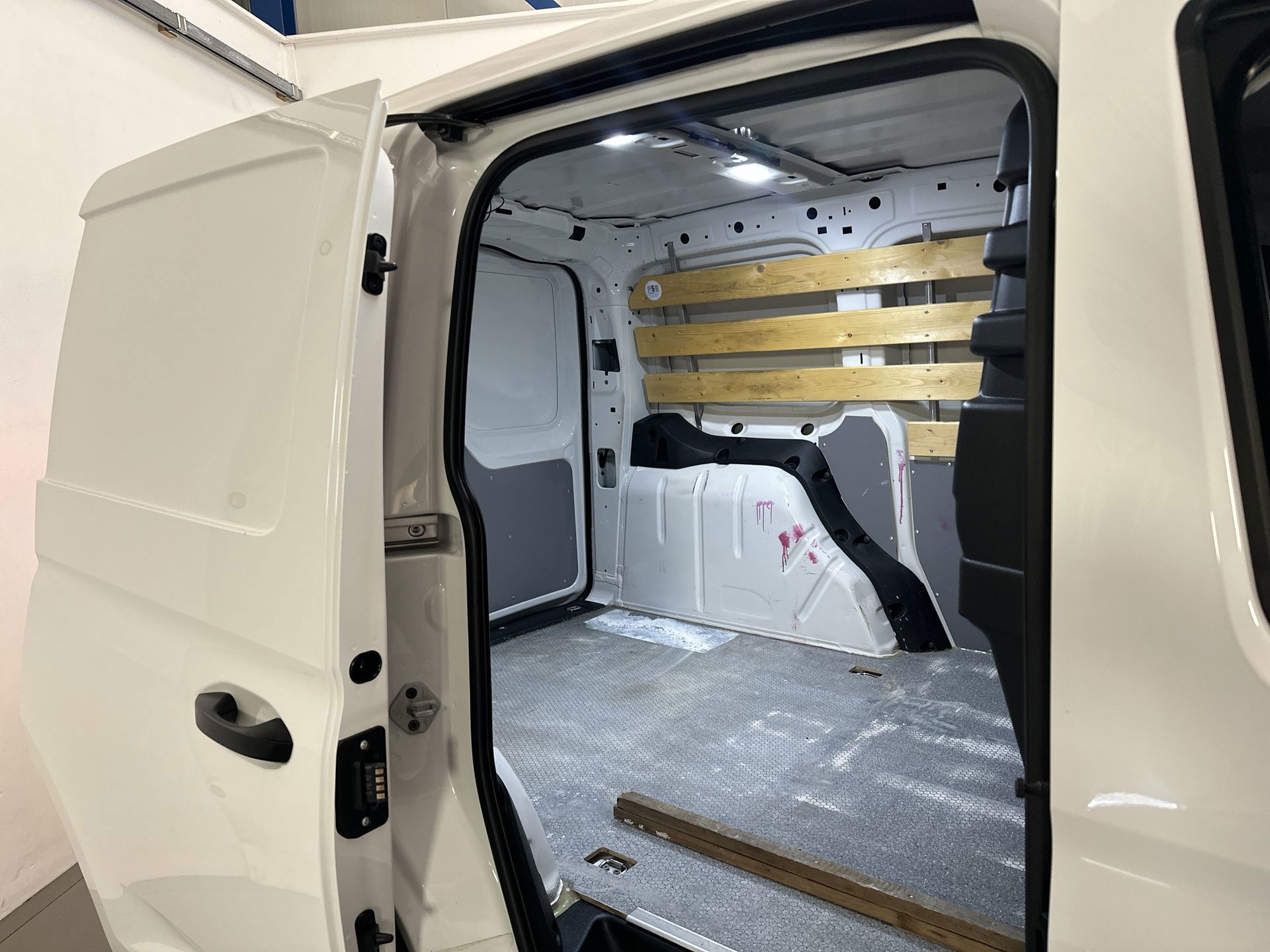 Foto van Volkswagen Caddy Modified Partition Wall