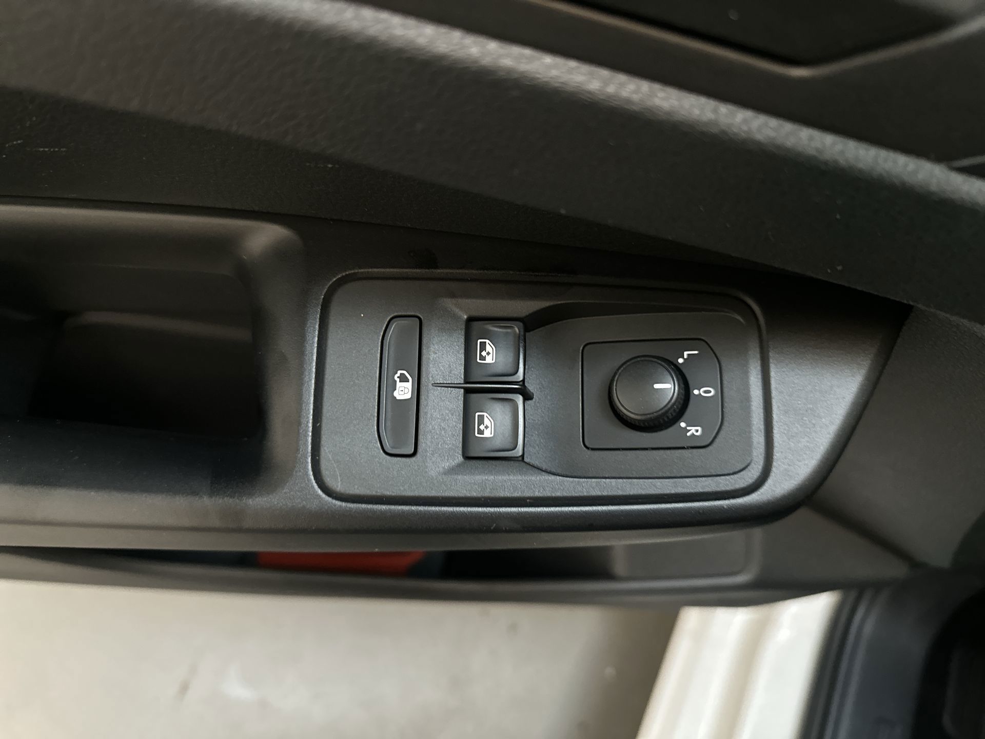 Foto van Volkswagen Caddy Modified Partition Wall