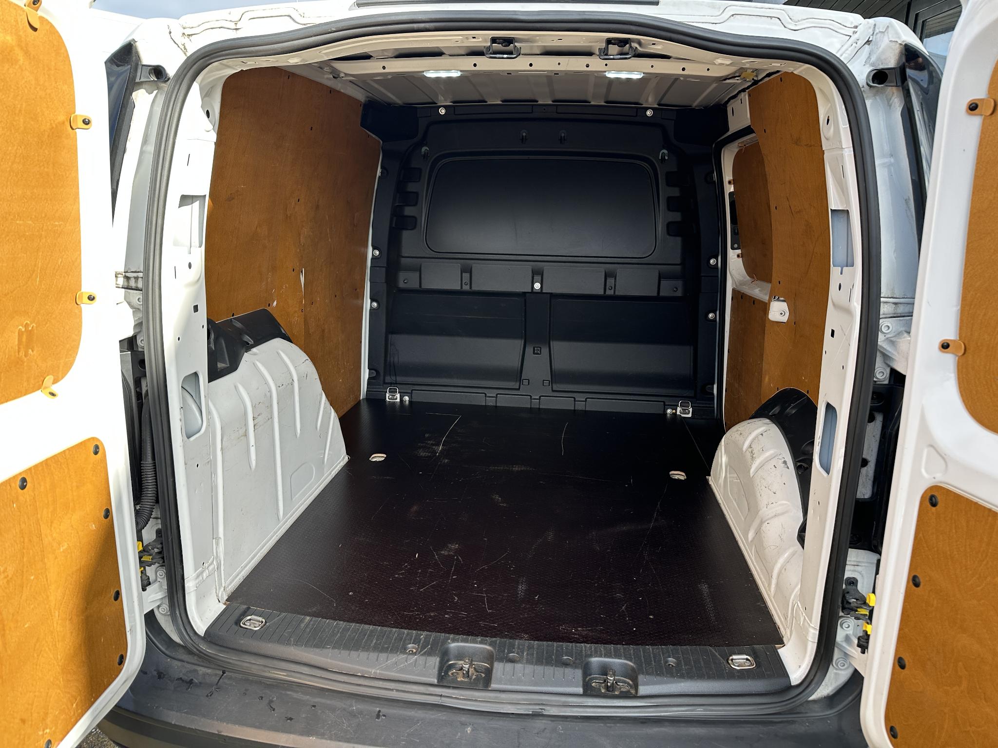 Foto van Volkswagen Caddy Modified Partition Wall