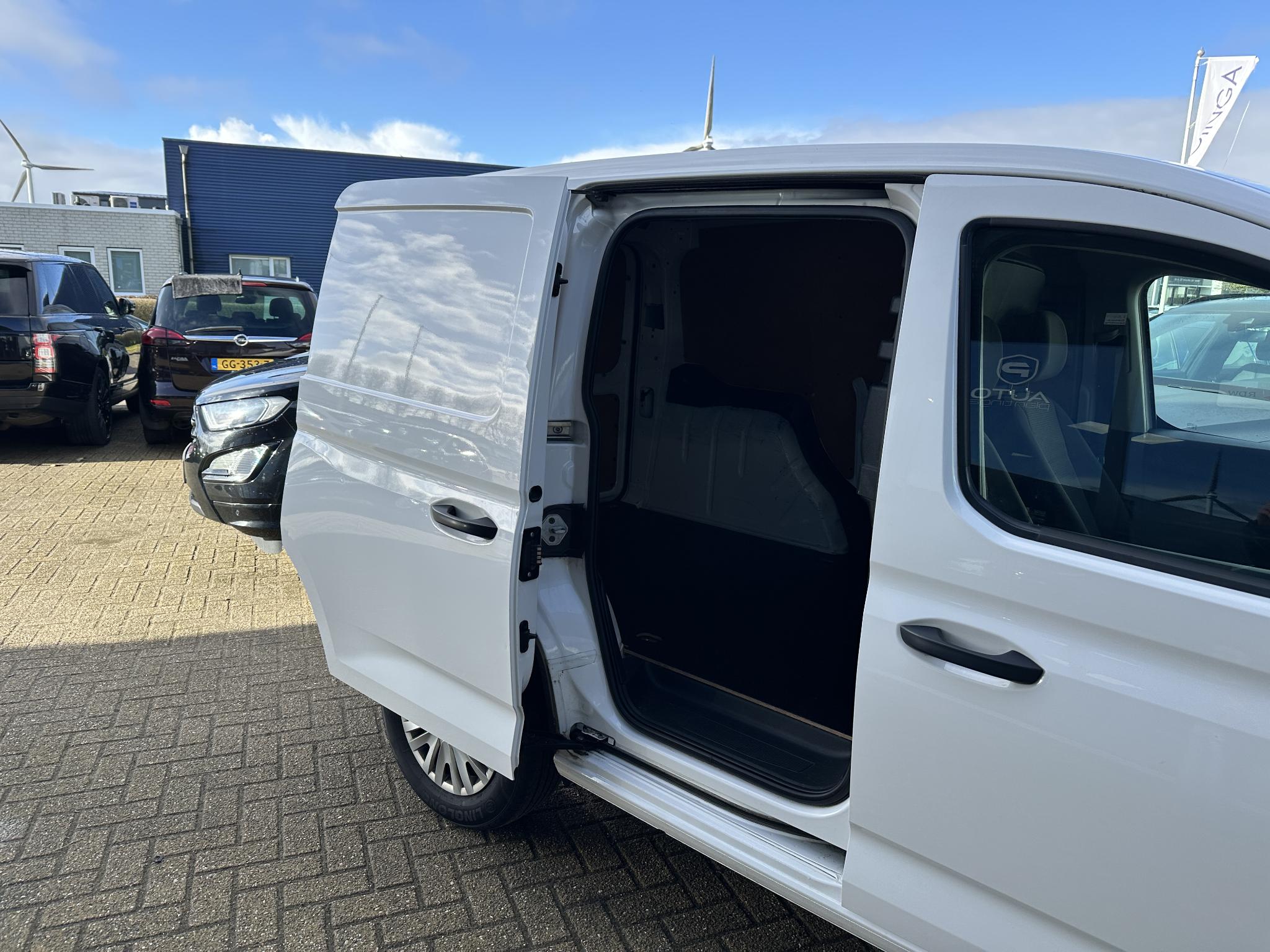 Foto van Volkswagen Caddy Modified Partition Wall