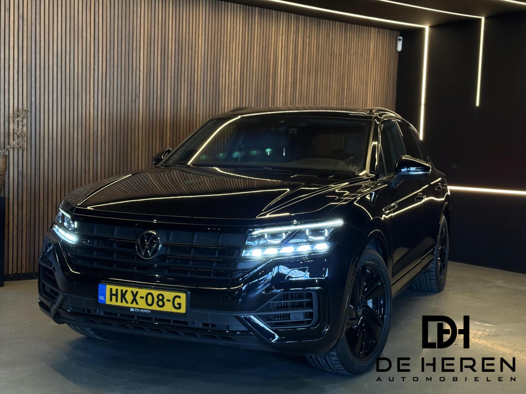 Volkswagen Touareg 3.0 TSi 4MOTION R PANO 360 462pk BTW 2020 - voorkant