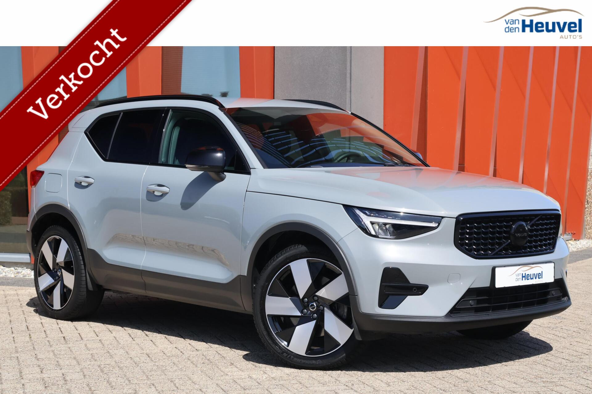 Volvo XC40 T4 Recharge Ultimate Dark | Stoelverwarming | Trekhaak | Leder | Panoramadak | H/K | Glossy Black | keyless 2023 - voorkant