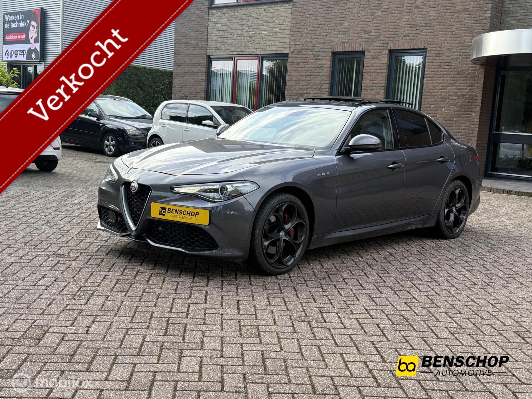 Alfa Romeo Giulia 2.0 T AWD Veloce Panodak 19 inch Navi Camera Memory Leer Trekhaak 2018 - voorkant
