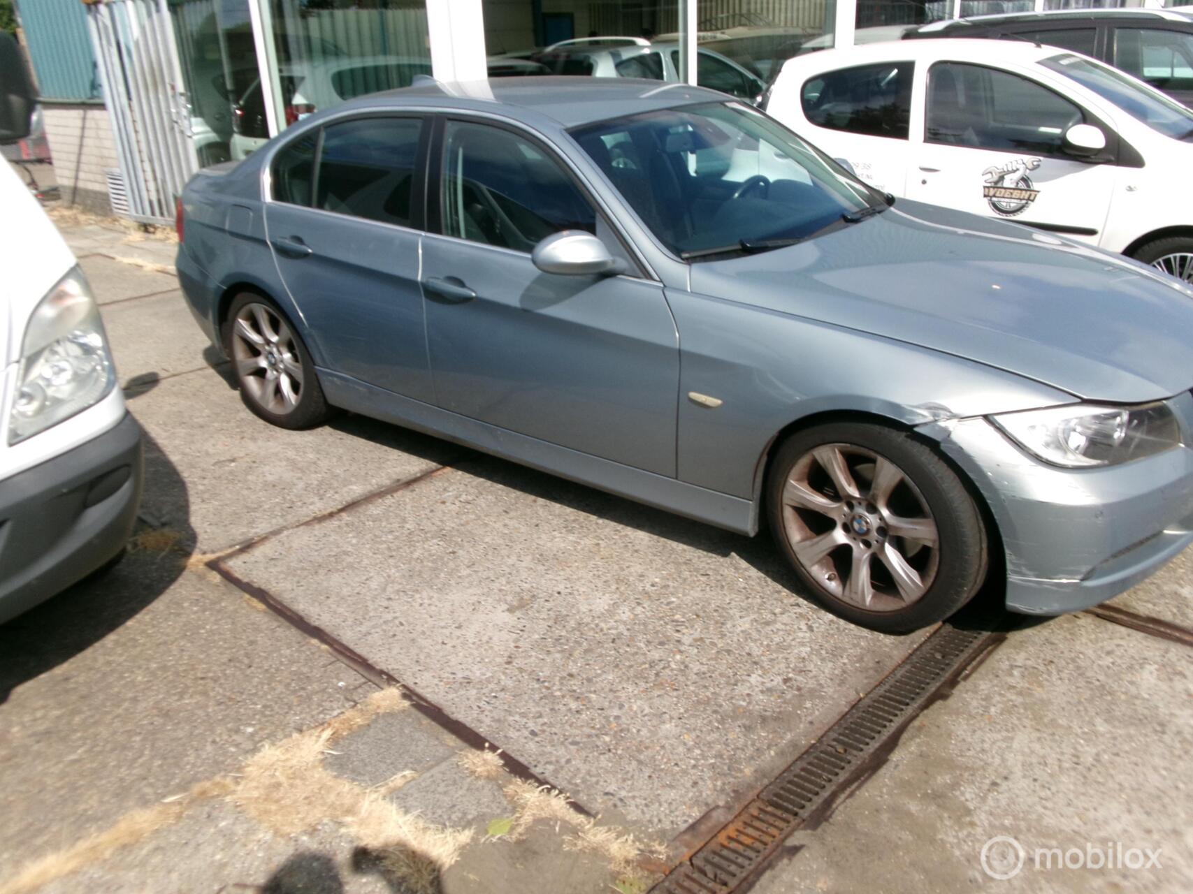BMW 3er Reihe 325i lichte schade . 2005 - voorkant