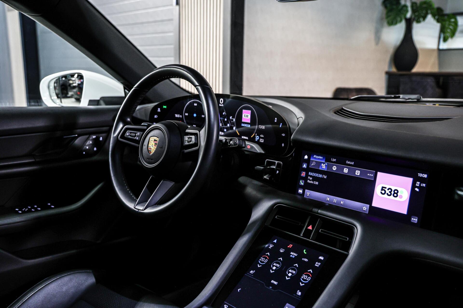 Foto van Porsche Taycan 4
