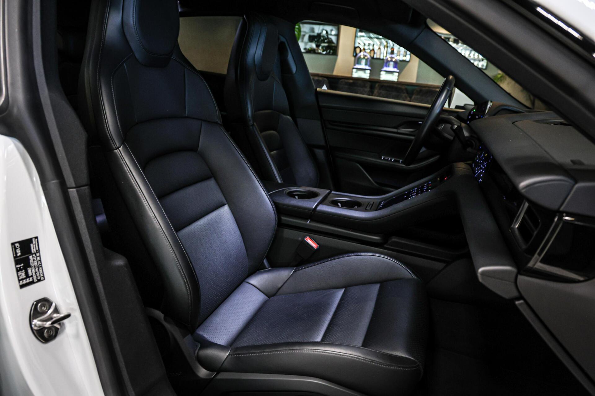 Foto van Porsche Taycan 4