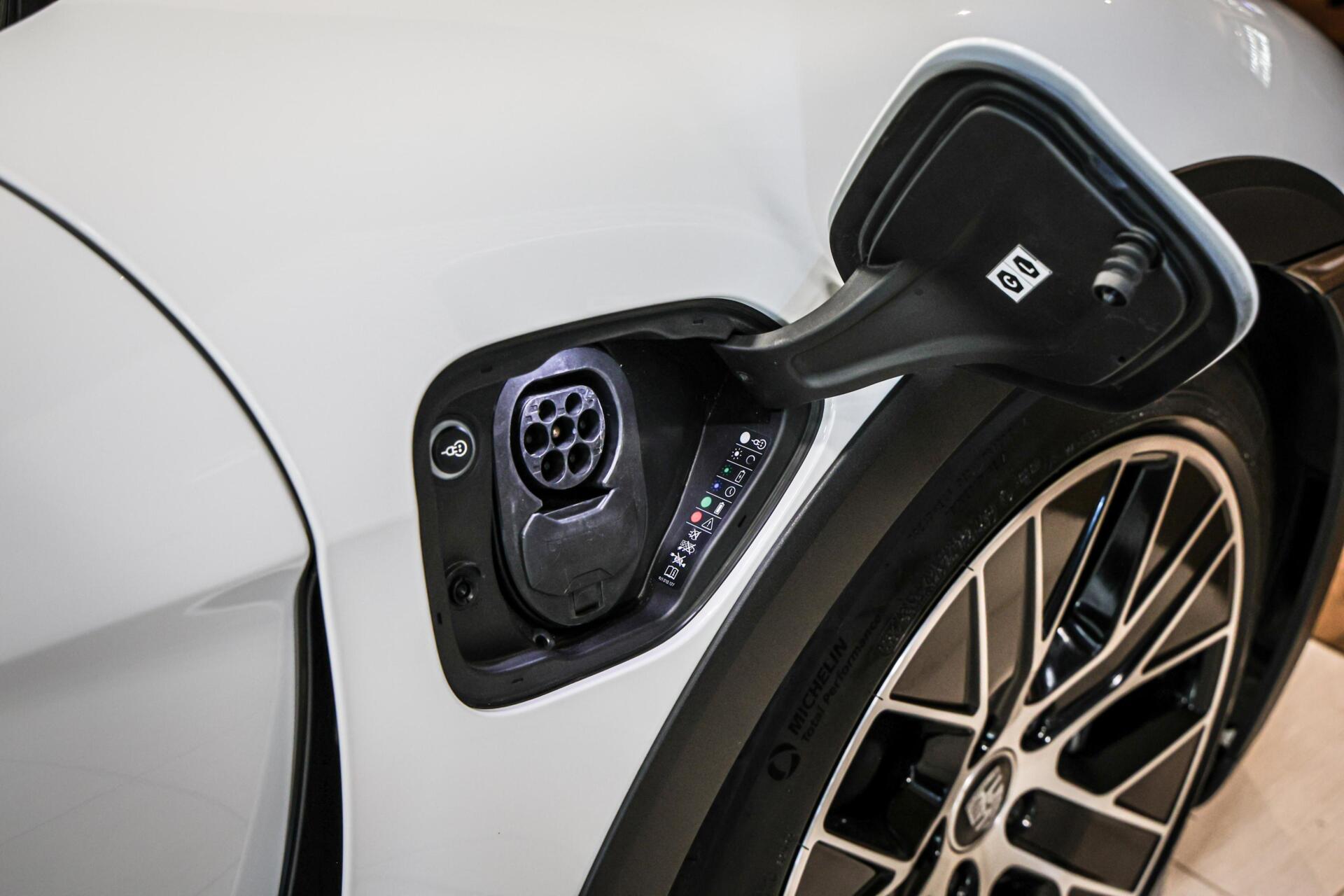 Foto van Porsche Taycan 4