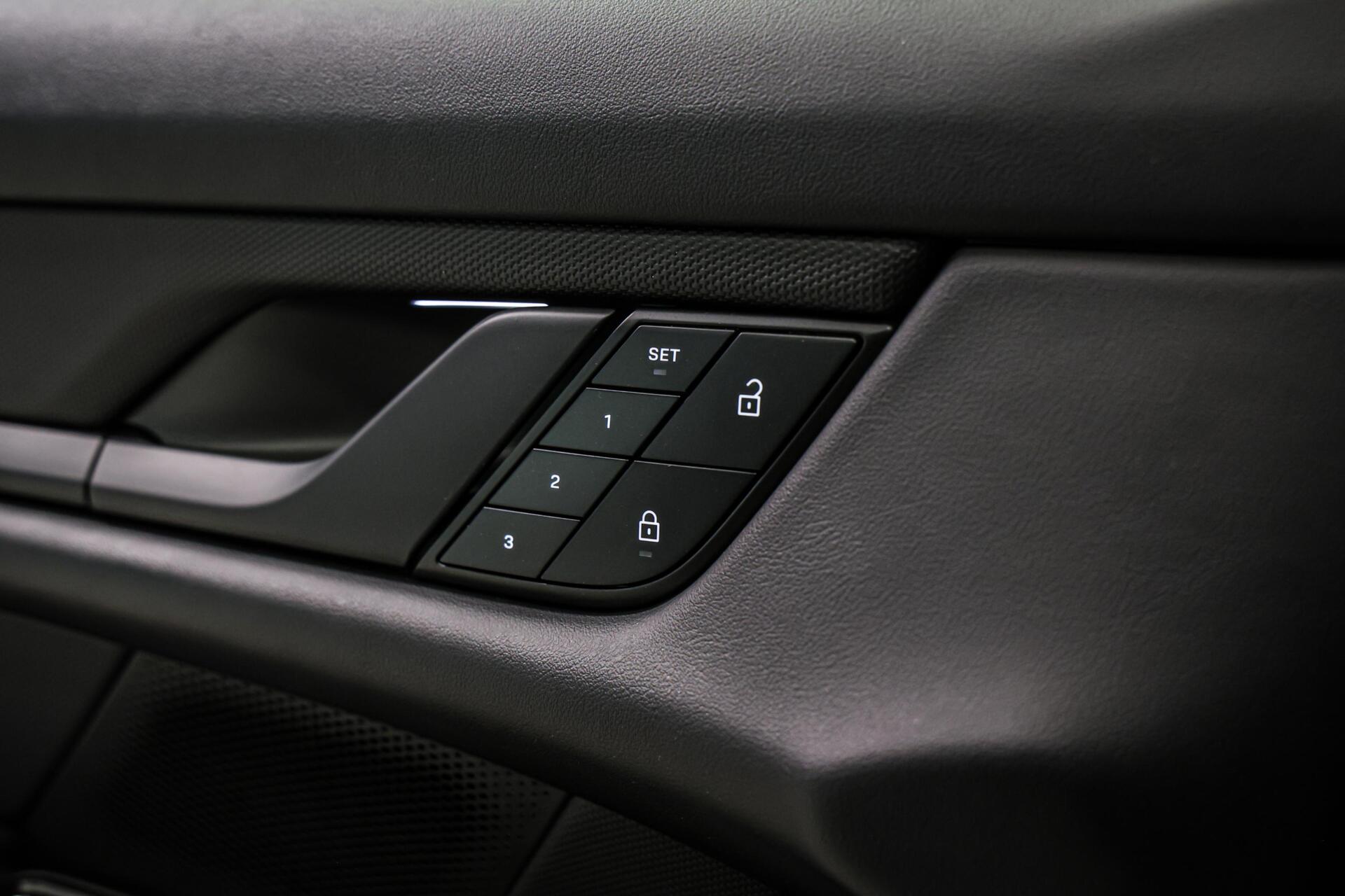 Foto van Porsche Taycan 4