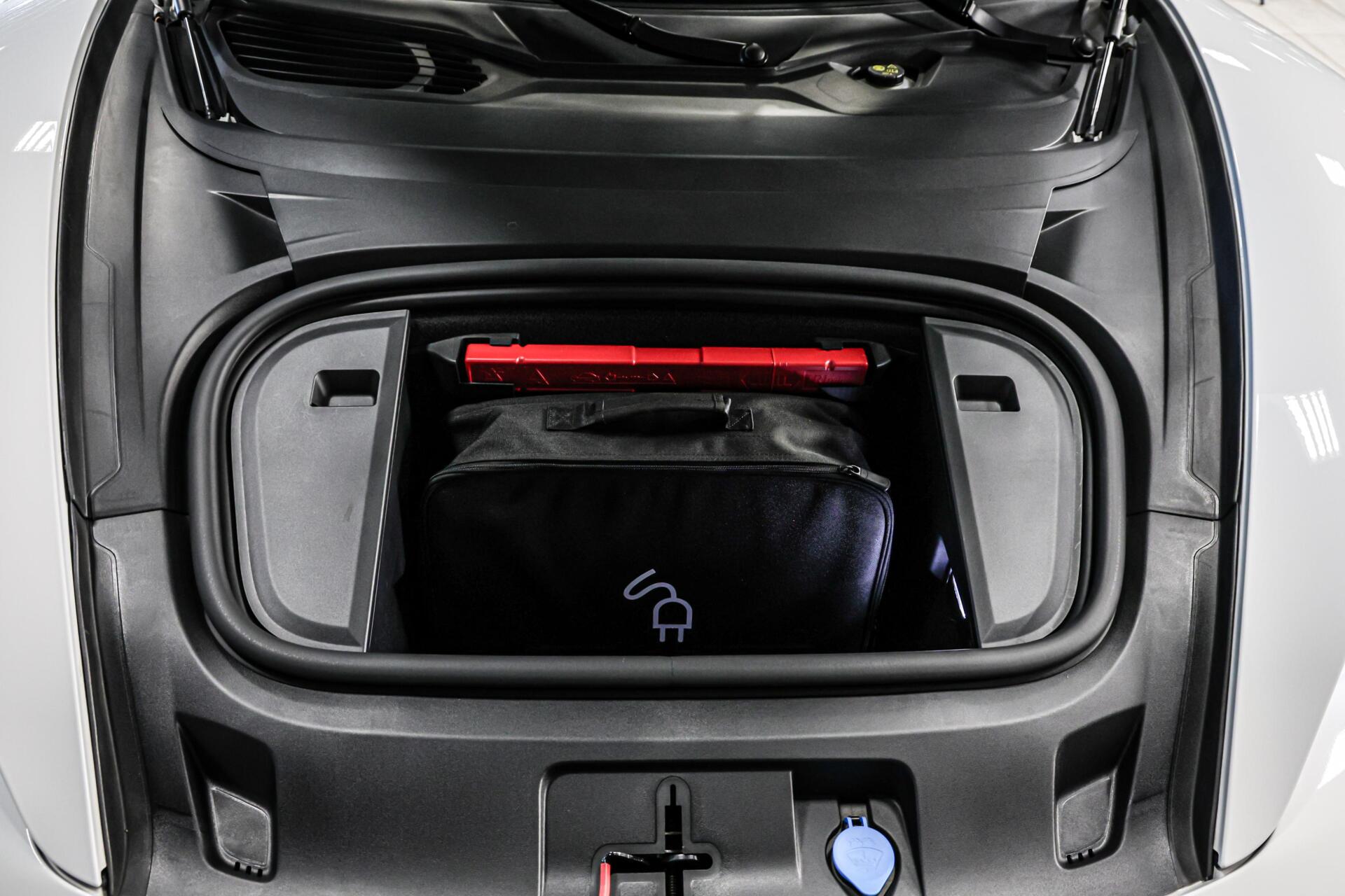 Foto van Porsche Taycan 4