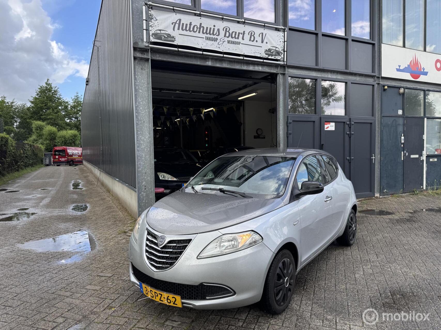 Lancia Ypsilon 0.9 TwinAir Platinum Automaat! Airco! Nieuwe APK! NAP Logisch! 2013 - voorkant