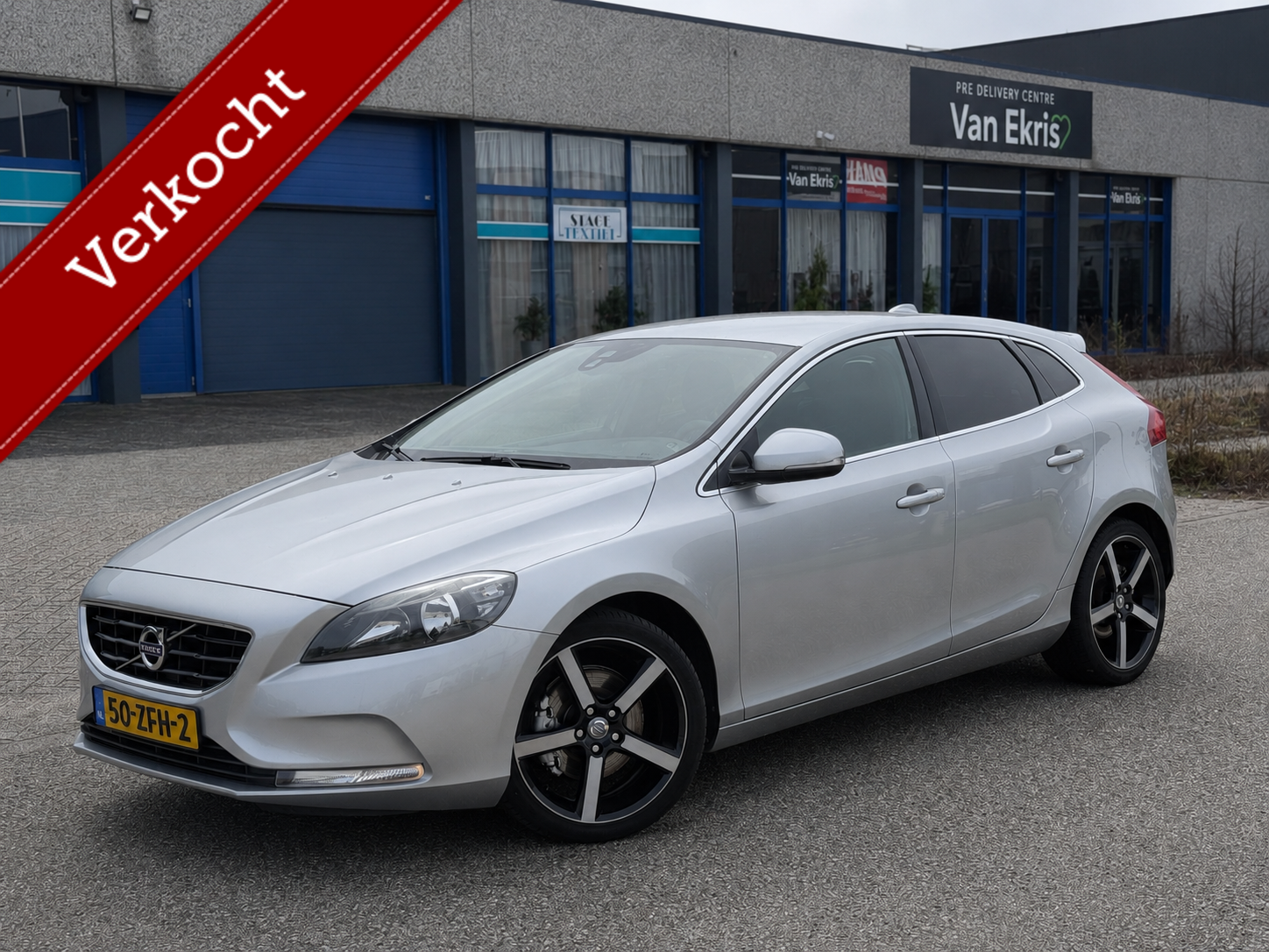 Volvo V40 1.6 T4 Momentum Trekhaak 6-Bak Airco Glazendak 2012 - voorkant
