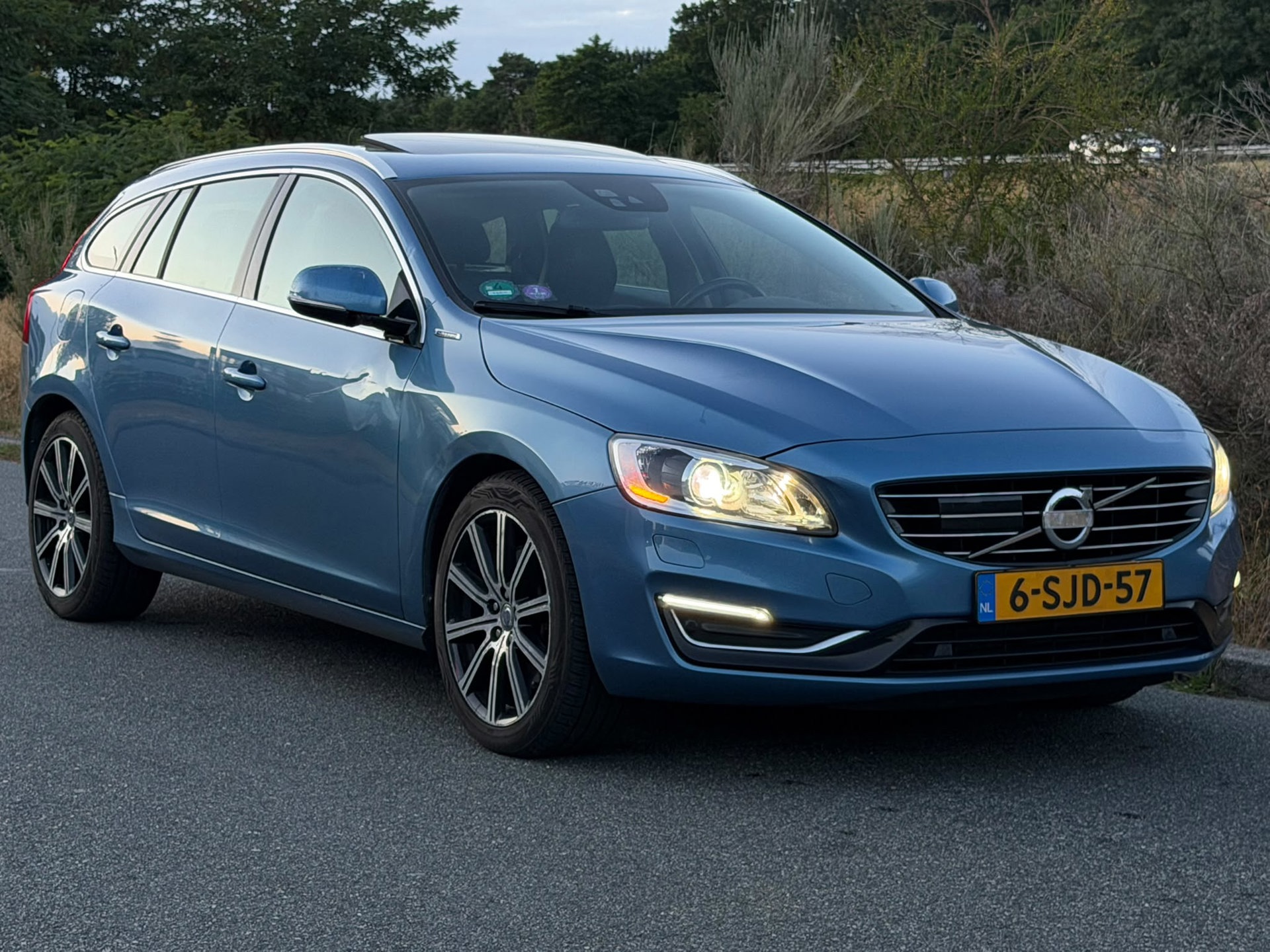 Volvo V60 Plug In Hybrid 2.4 D6 AWD Plug-In Hybrid Summum AIRCO CAM STOELVERW DODEHOEK CRUISE NAP 2013 - voorkant
