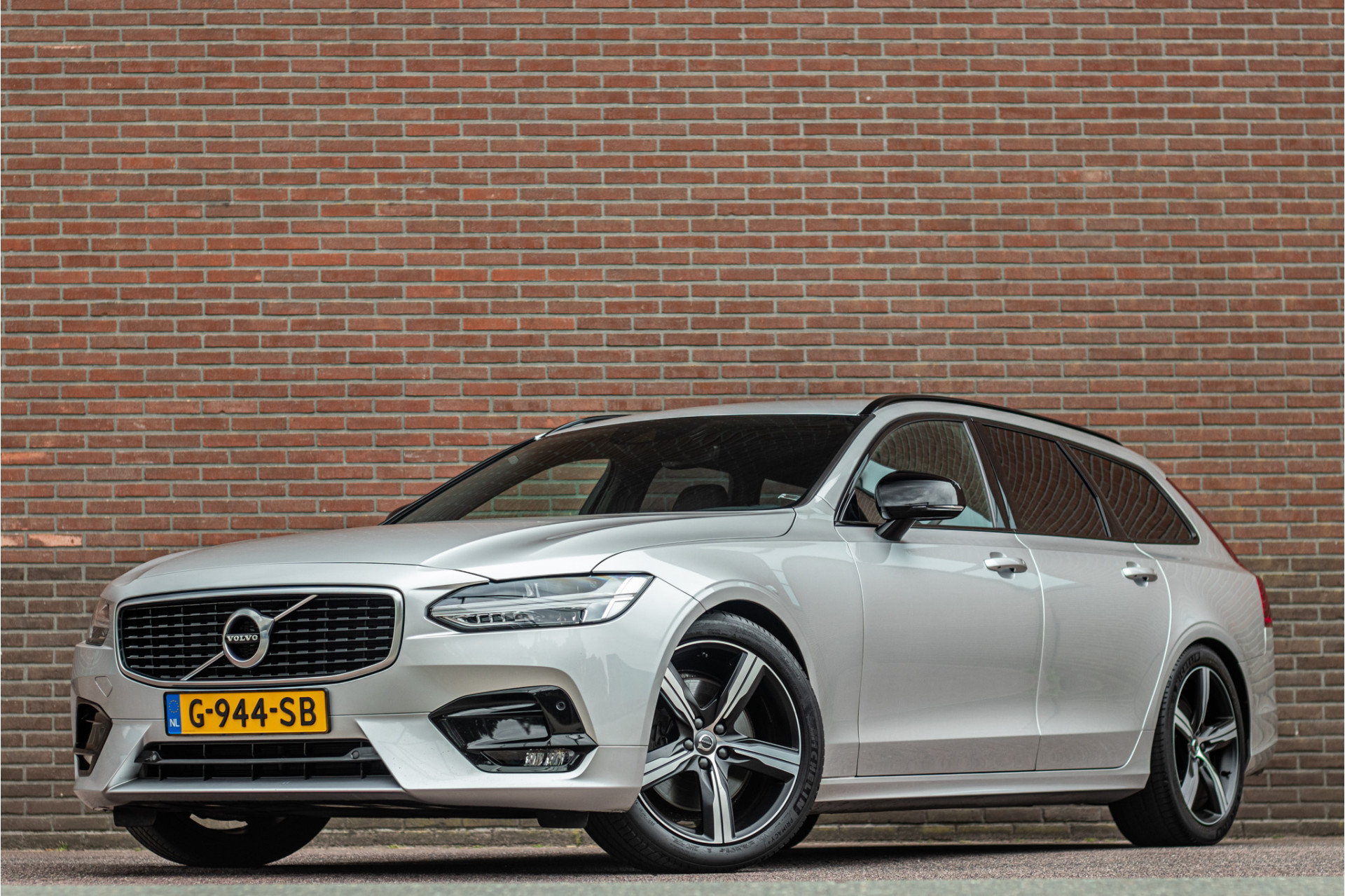 Volvo V90 T4 R-Design, Origineel NL, Stoelkoeling, Polestar, Nappaleder, BLIS, Trekhaak, DAB+, Massage, Keyless. 2019 - voorkant