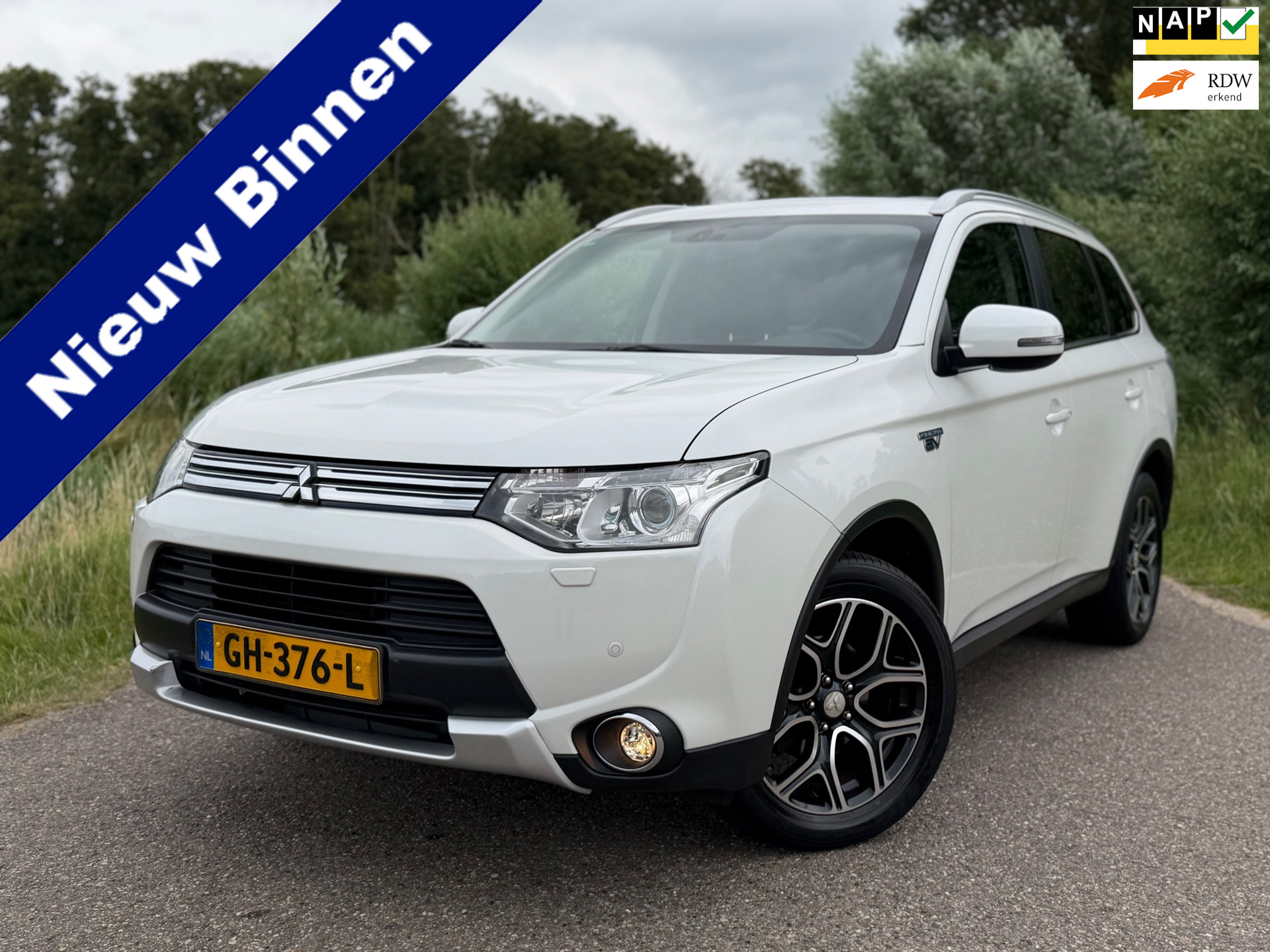 Mitsubishi Mitsubishi Outlander 2.0 PHEV Limited Edition X-Line / 1ste Eigenaar / Clima / Navi / Schuif-Opendak / Camera / Leder / PDC / NAP 2015 - voorkant