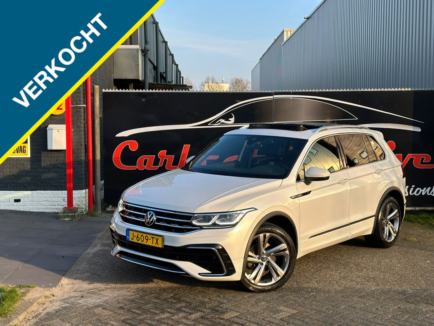 Volkswagen Tiguan 1.5 TSI R-LINE Pano/Leer/IQ Light/ACC/Lane *NAP* 2020 - voorkant
