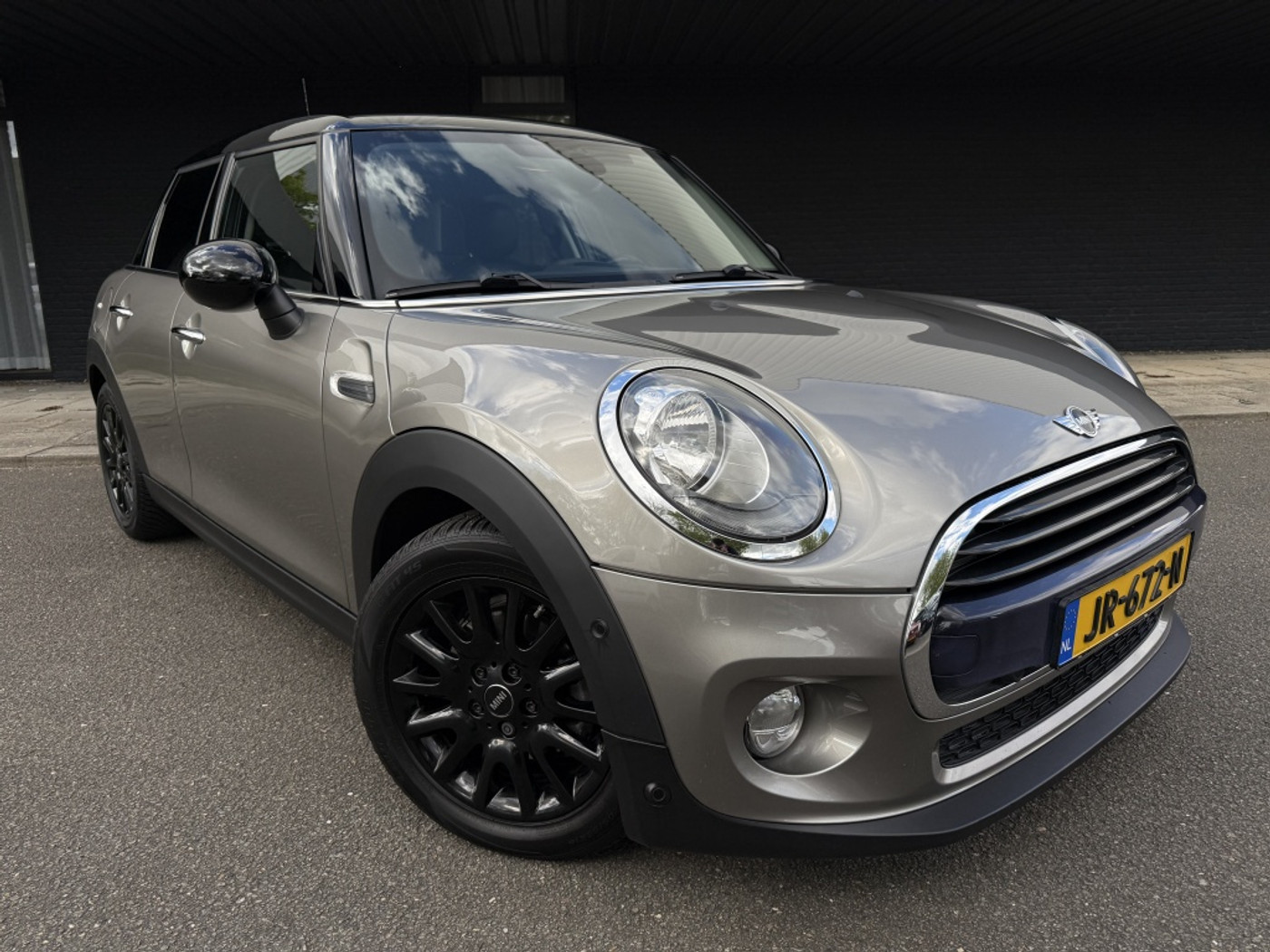 Mini Cooper 1.5 Cooper black pack - Automaat - Leder - 87.000km - 2016 - voorkant