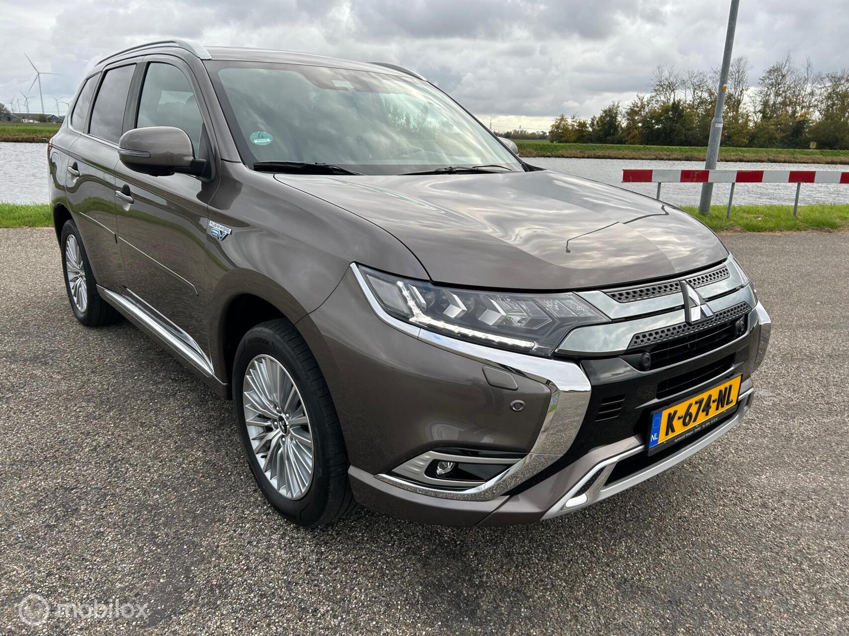 Mitsubishi Outlander 2.4 PHEV Instyle Full opt. Trekhaak 2021 - voorkant