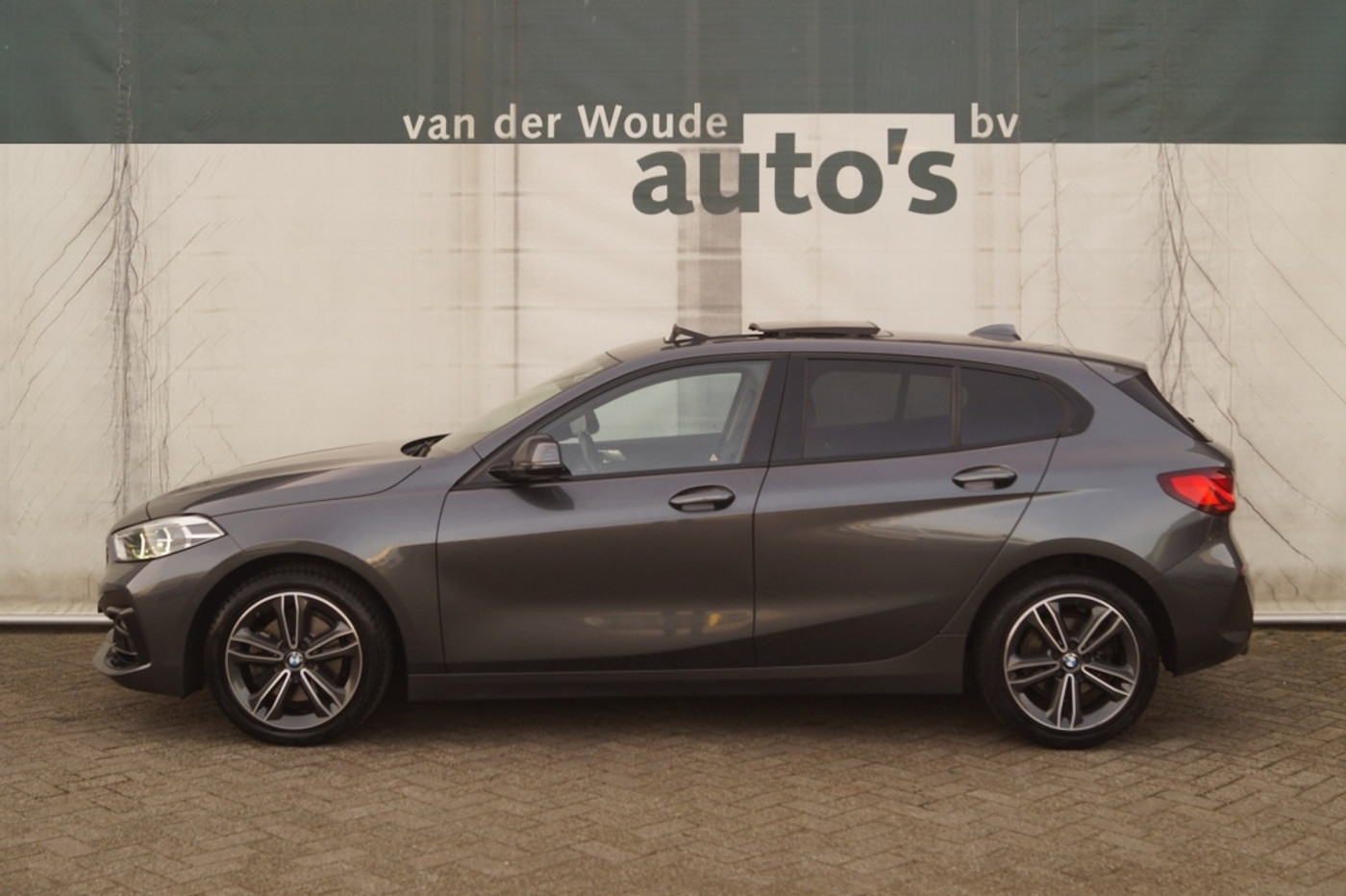 BMW 118i 118i 136pk Automaat High Executive -PANO-NAVI-ECC- 2021 - voorkant