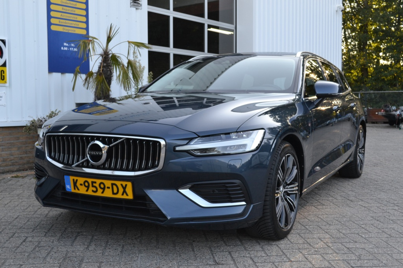 Volvo V60 2.0 T8 Recharge AWD R-Design 2020 - voorkant