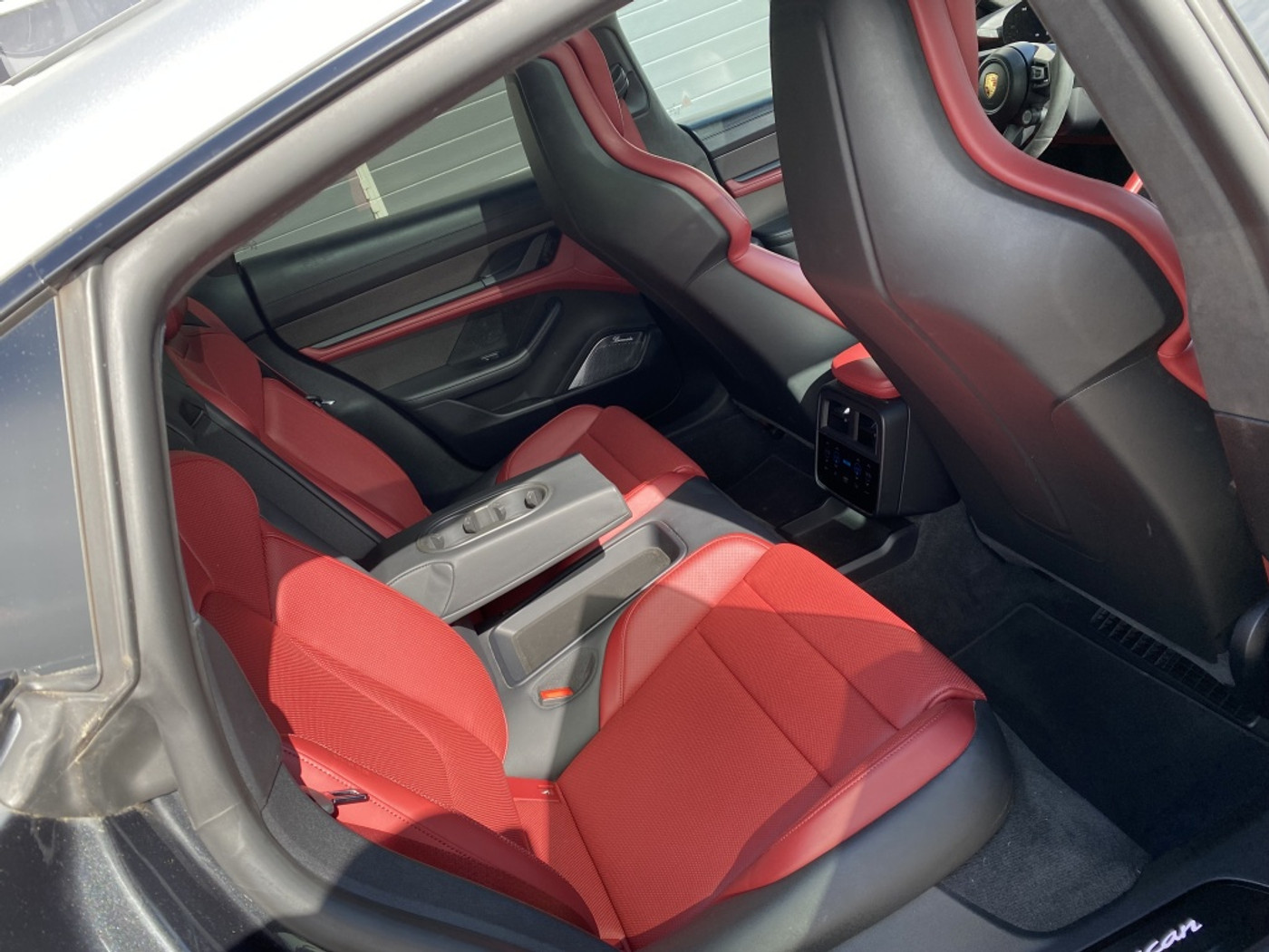 Foto van Porsche Taycan Turbo S