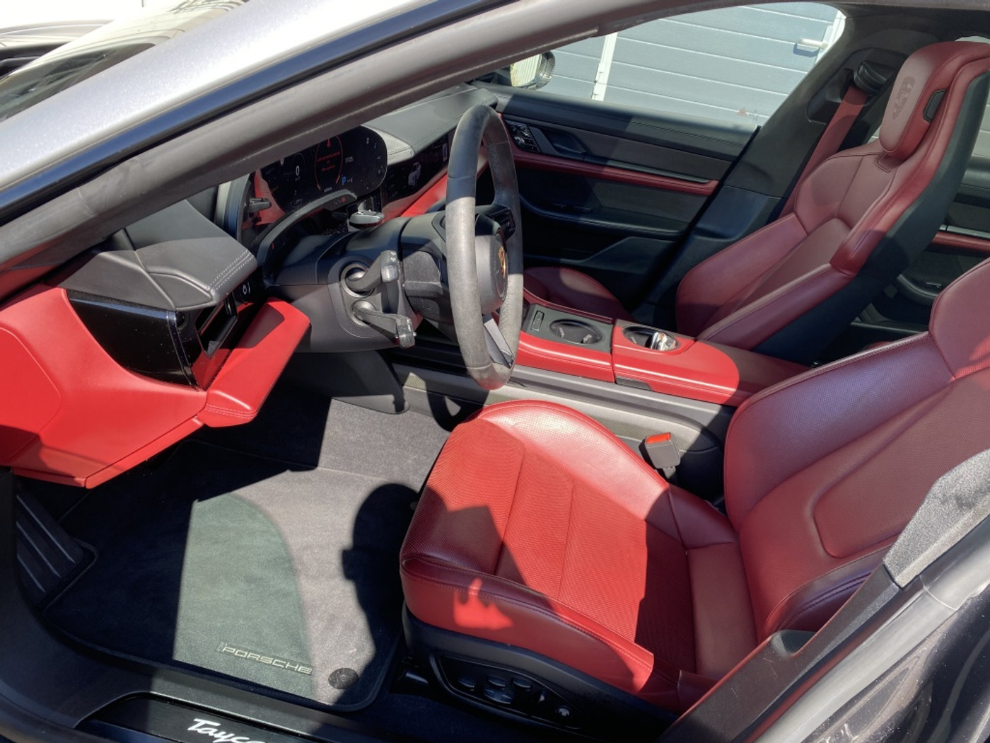 Foto van Porsche Taycan Turbo S