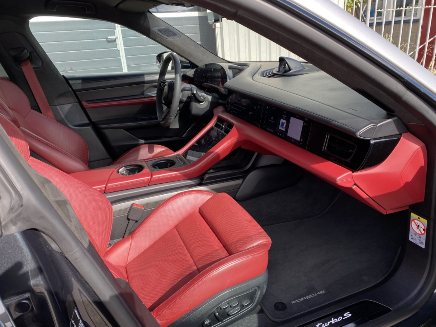 Foto van Porsche Taycan Turbo S