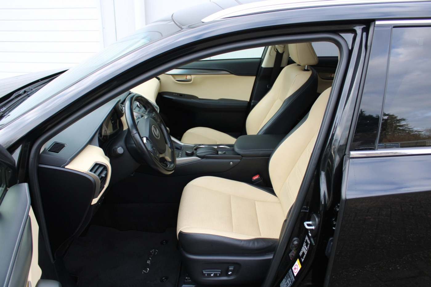 Foto van Lexus Lexus Nx300h