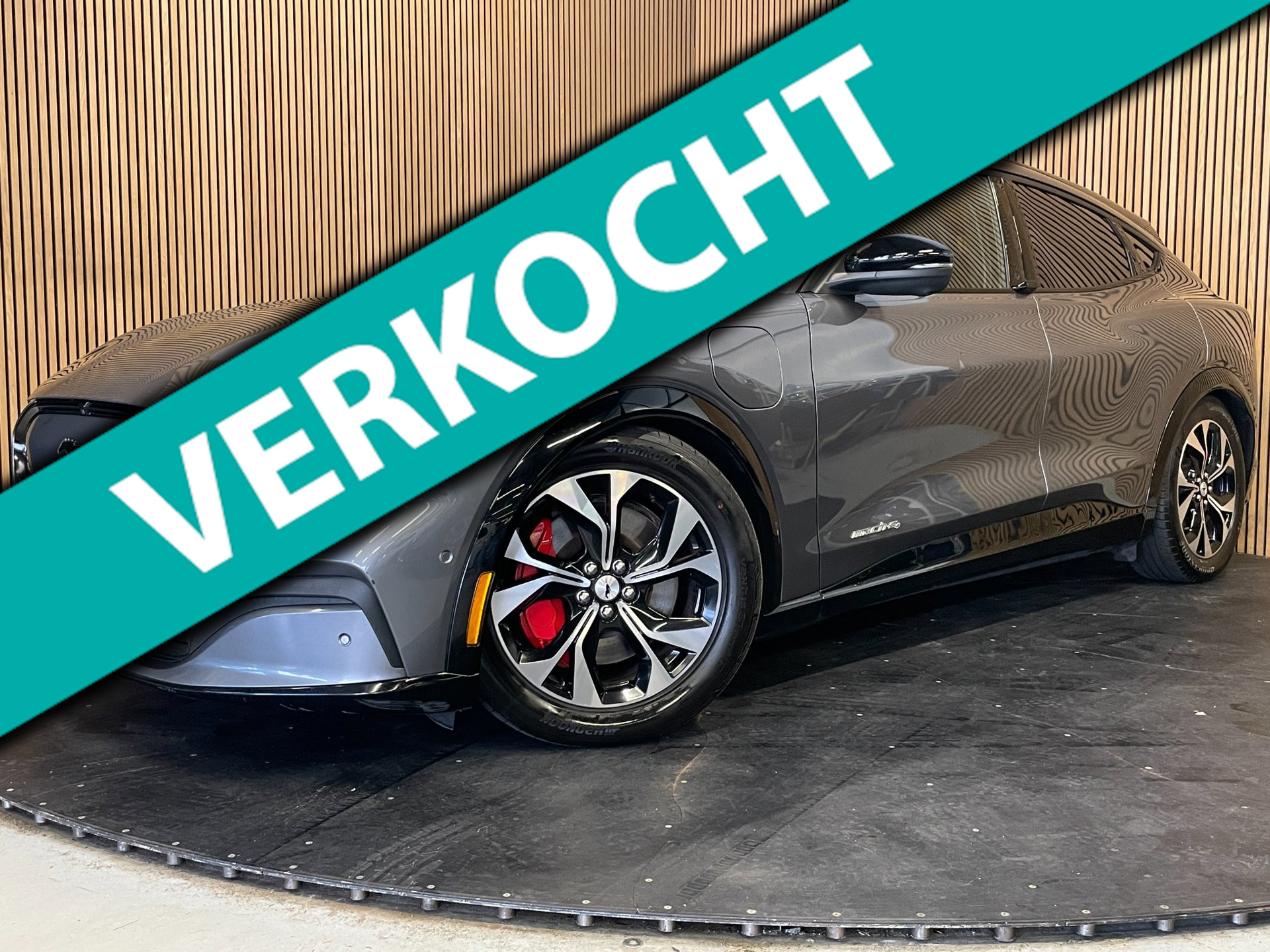Ford Mustang Mach-e AWD 75 kWh|94% SOH|PANORAMA|MEMORY|LEDER|B&O|ACC|360+V+A-CAMERA|CARPLAY|STOEL+STUURVERW|NL-AUTO|INCL BTW|NAP| 2021 - voorkant