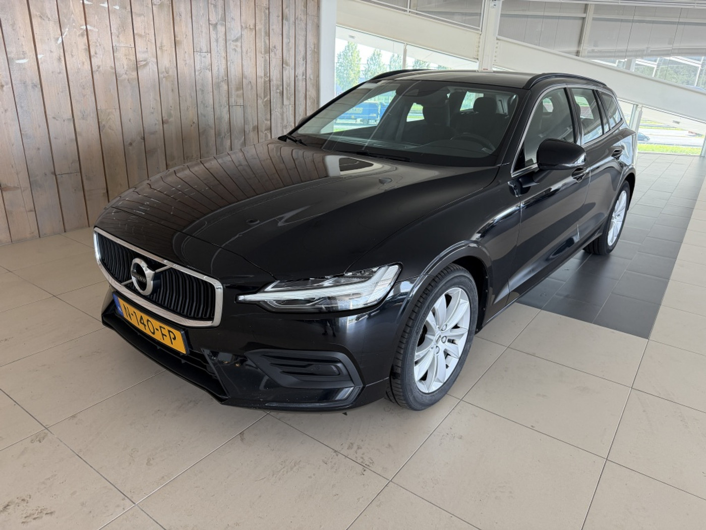 Volvo V60 2.0 B3 Momentum Business 2021 - voorkant