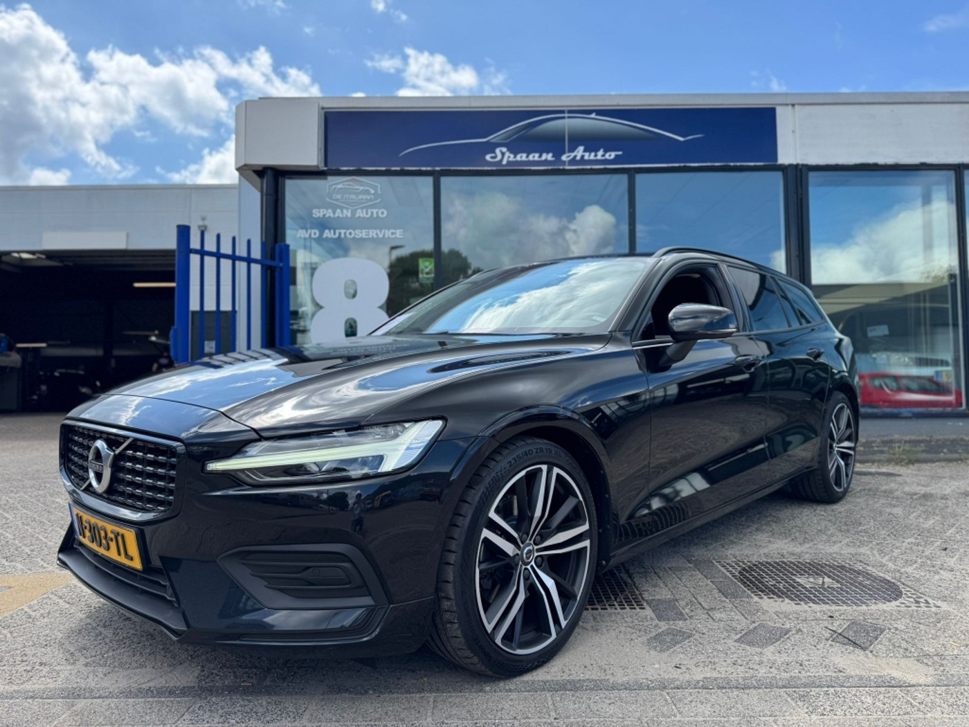 Volvo V60 2.0 B3 R-design Momentum Advantage l Automaat l Led l Carplay 2022 - voorkant